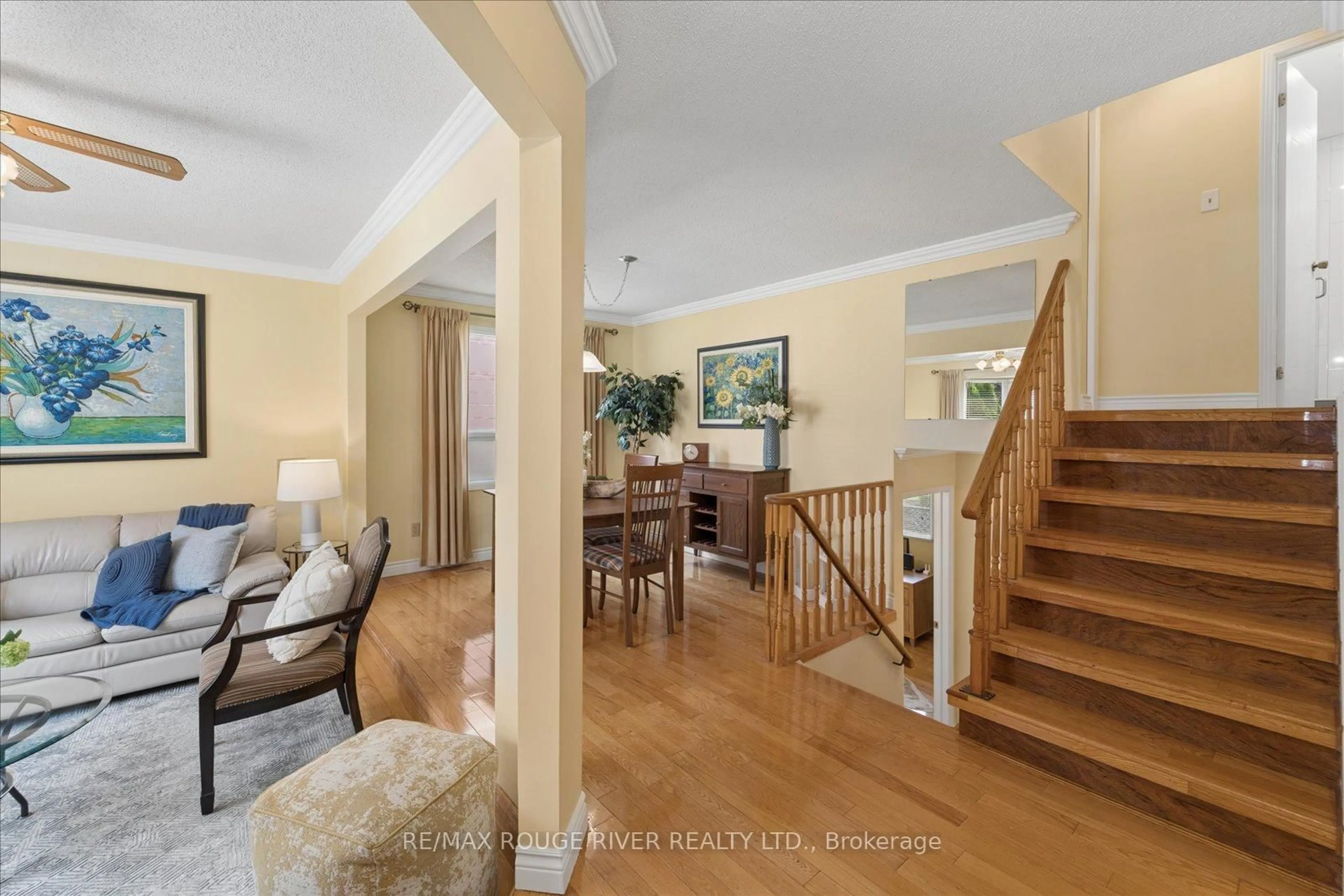 Indoor foyer for 807 Red Maple Crt, Whitby Ontario L1N 7V7