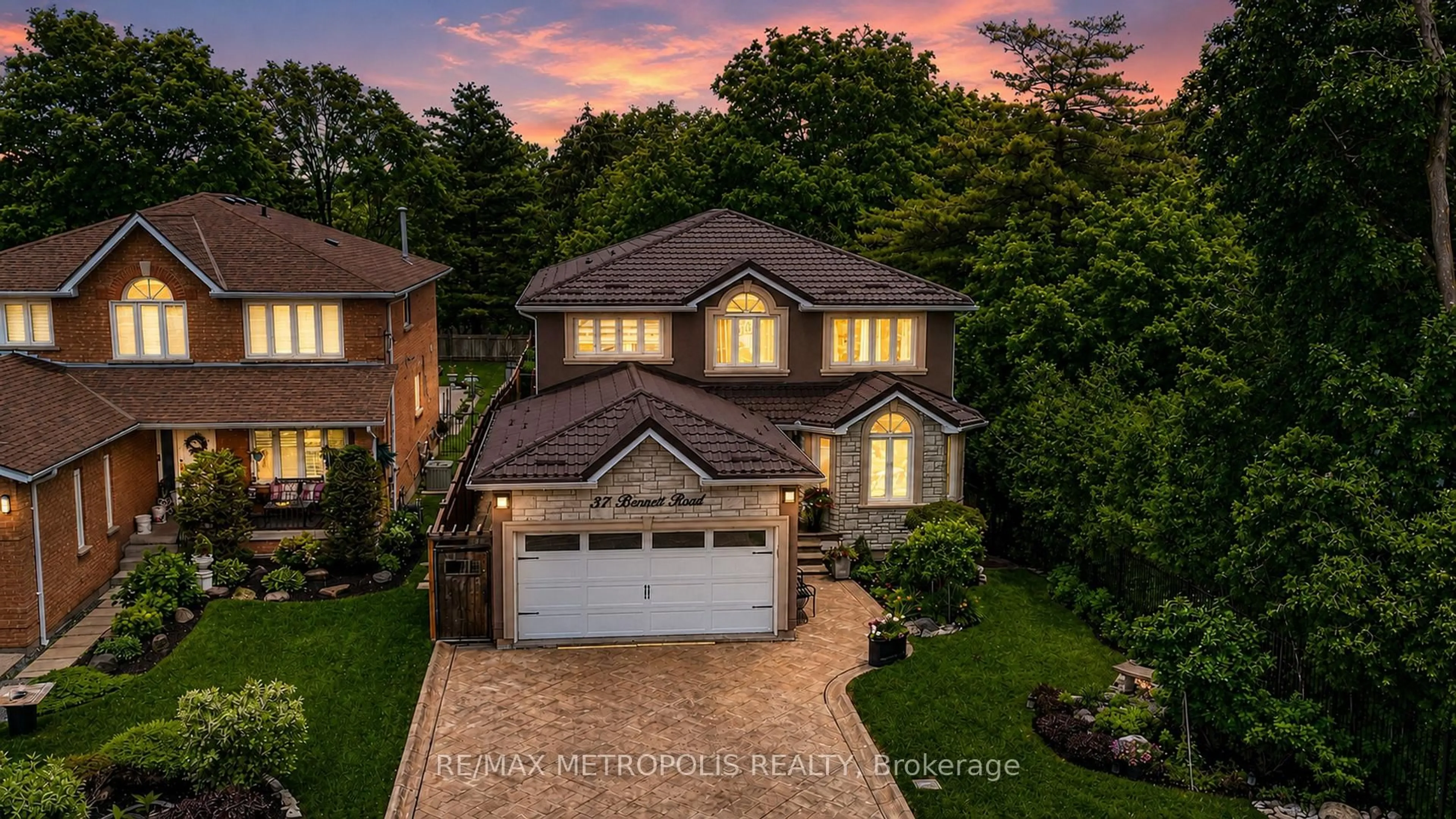 A pic from outside/outdoor area/front of a property/back of a property/a pic from drone, street for 37 Bennett Rd, Toronto Ontario M1E 3Y1