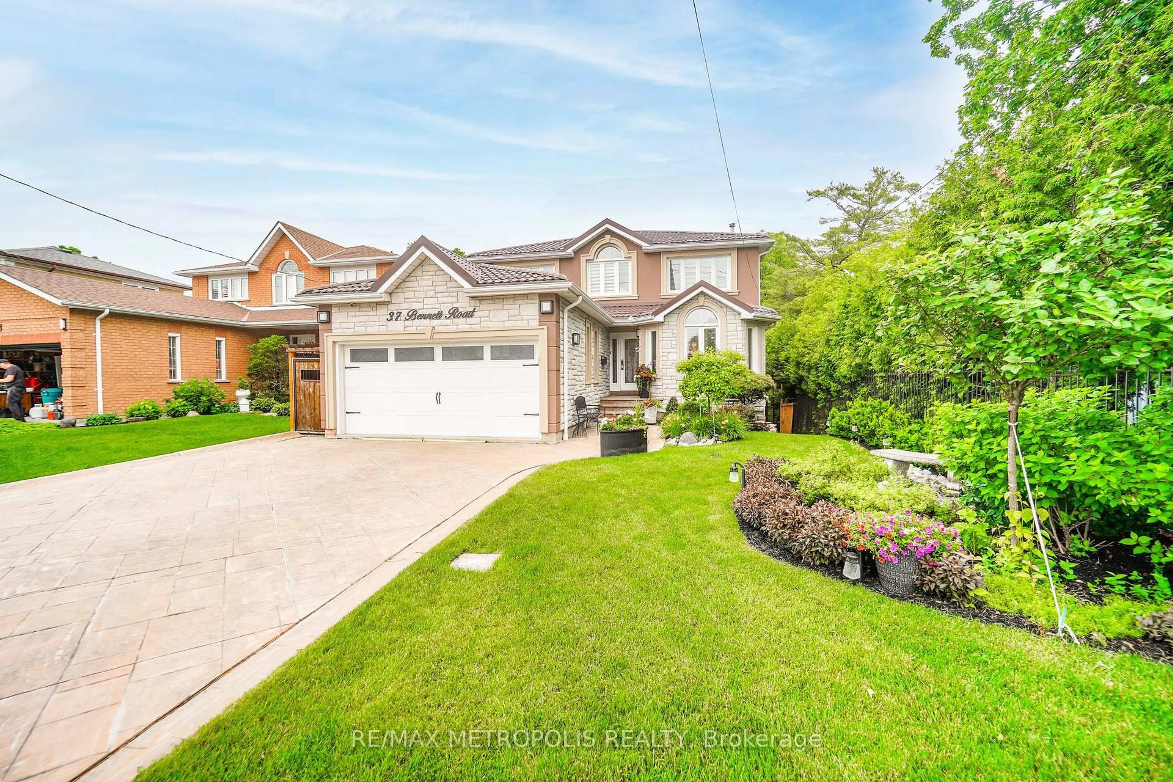 A pic from outside/outdoor area/front of a property/back of a property/a pic from drone, street for 37 Bennett Rd, Toronto Ontario M1E 3Y1