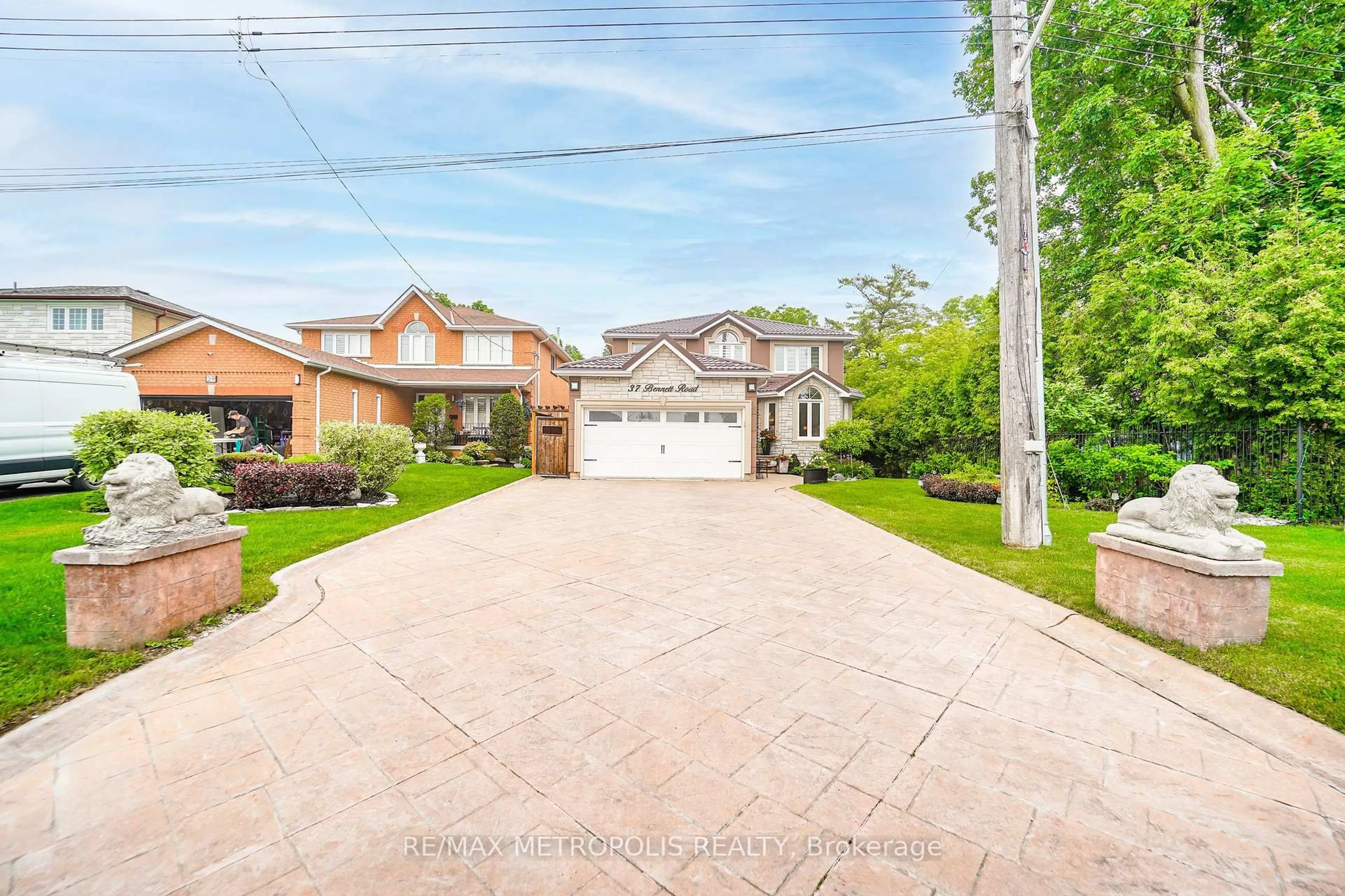 A pic from outside/outdoor area/front of a property/back of a property/a pic from drone, street for 37 Bennett Rd, Toronto Ontario M1E 3Y1