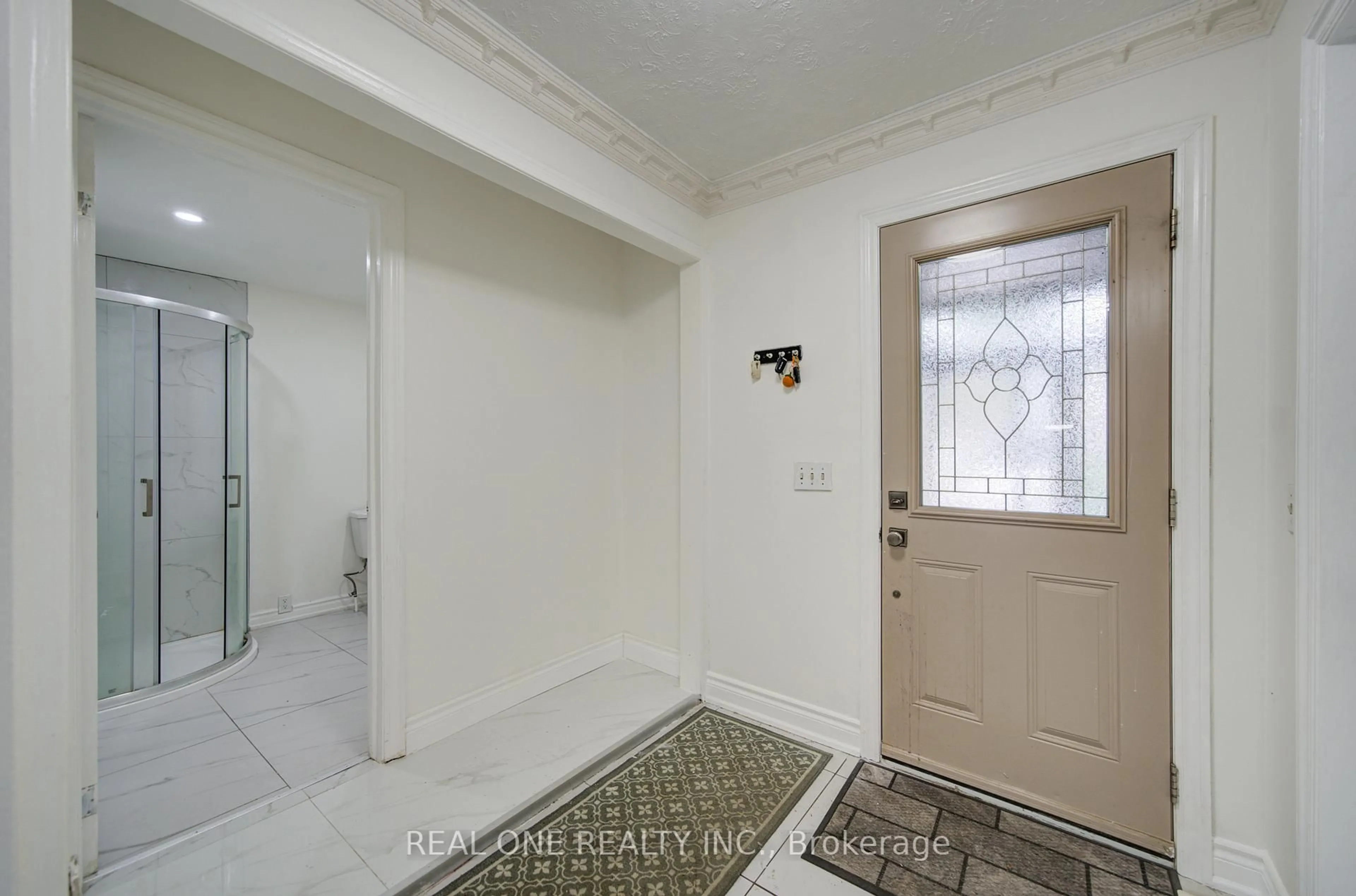 Indoor entryway for 151 Fawcett Tr, Toronto Ontario M1B 3B9