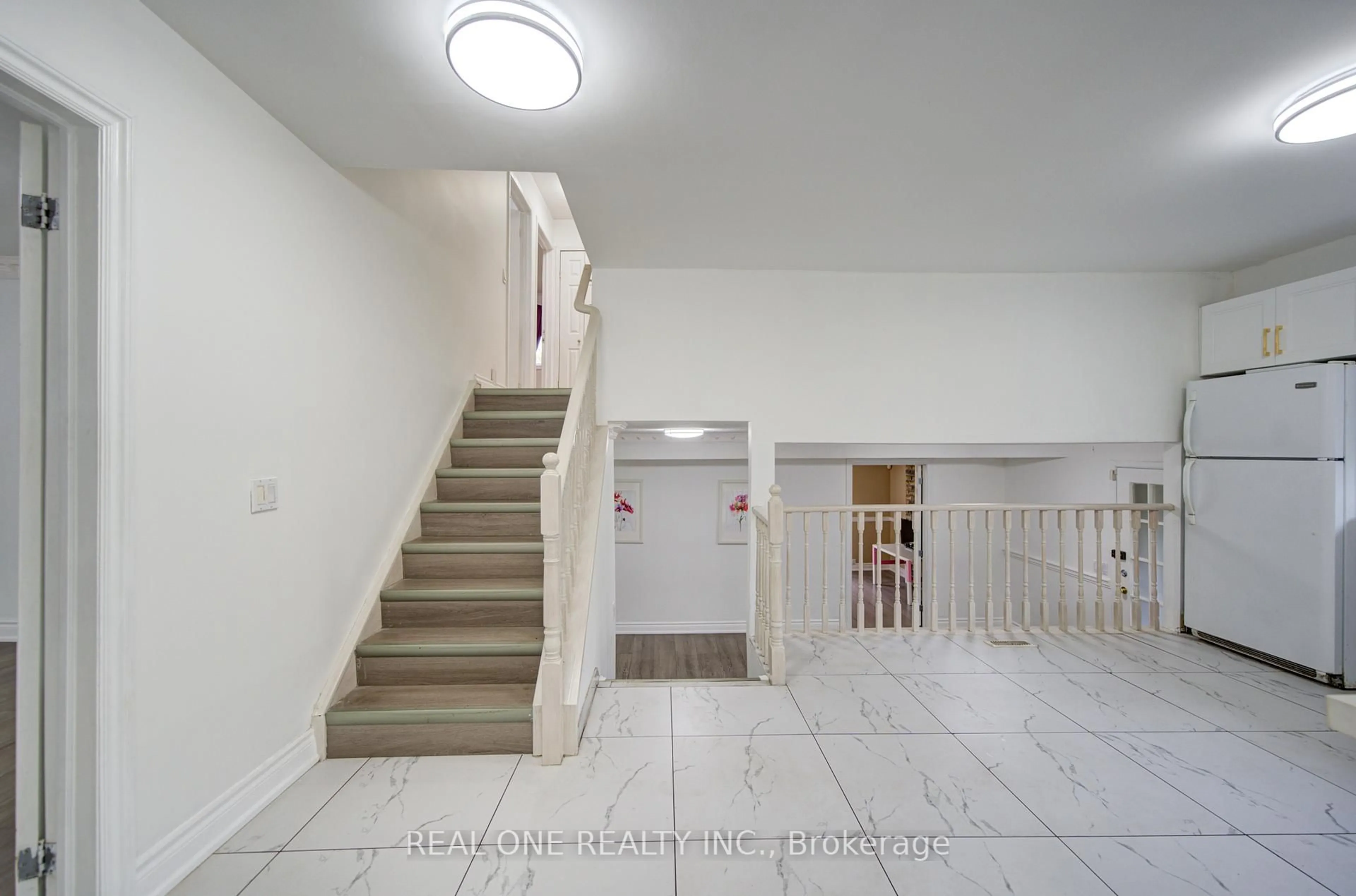 Indoor foyer for 151 Fawcett Tr, Toronto Ontario M1B 3B9