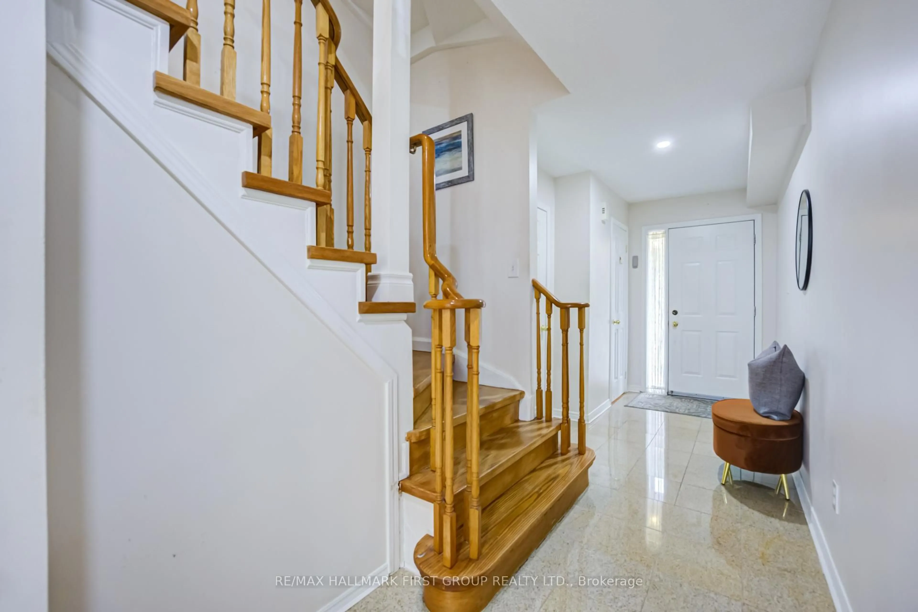 Indoor foyer for 1075 Ellesmere Rd, Toronto Ontario M1P 5C3