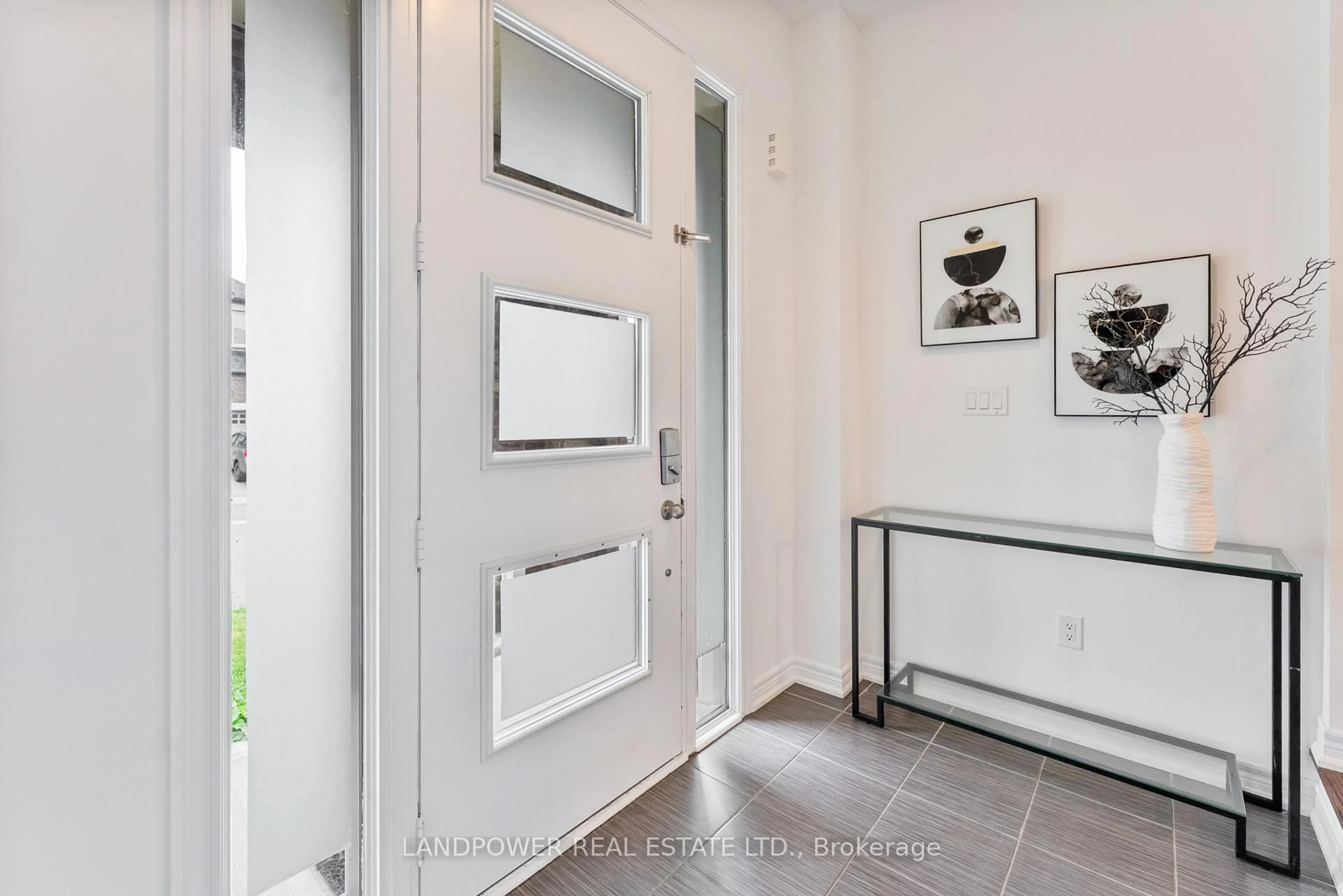 Indoor entryway for 1102 Sepia Sq, Pickering Ontario L1X 0H1