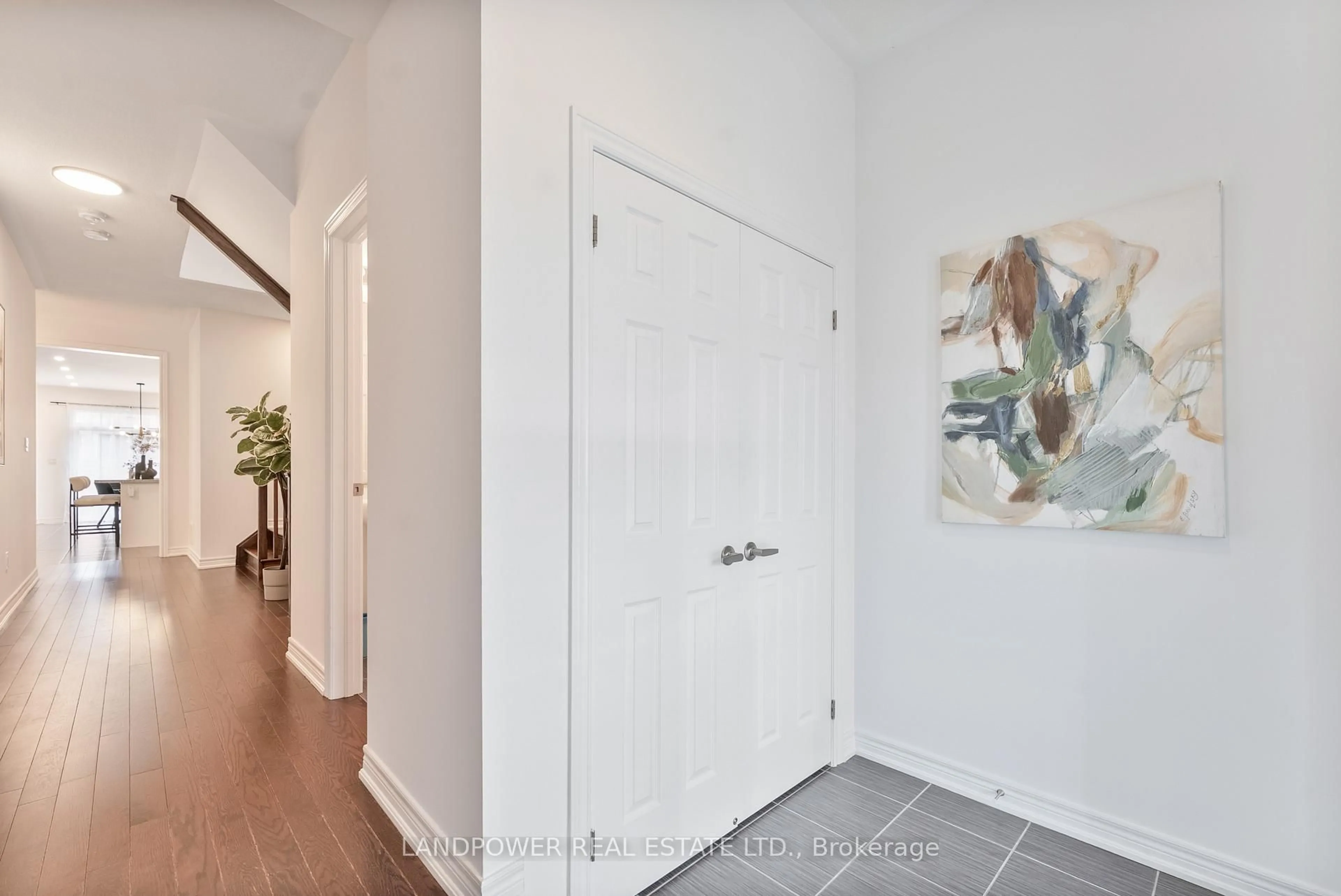 Indoor entryway for 1102 Sepia Sq, Pickering Ontario L1X 0H1