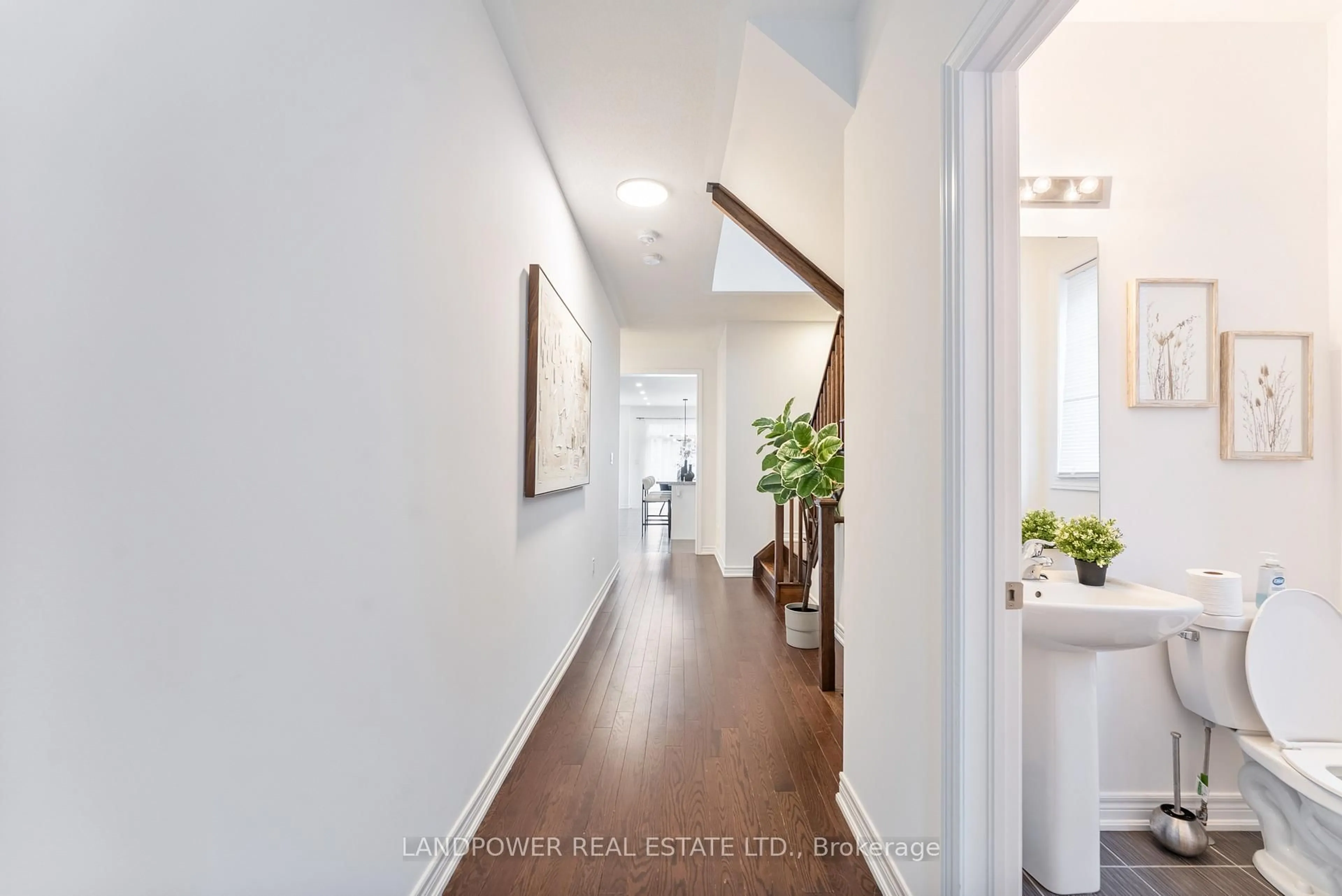 Indoor entryway for 1102 Sepia Sq, Pickering Ontario L1X 0H1