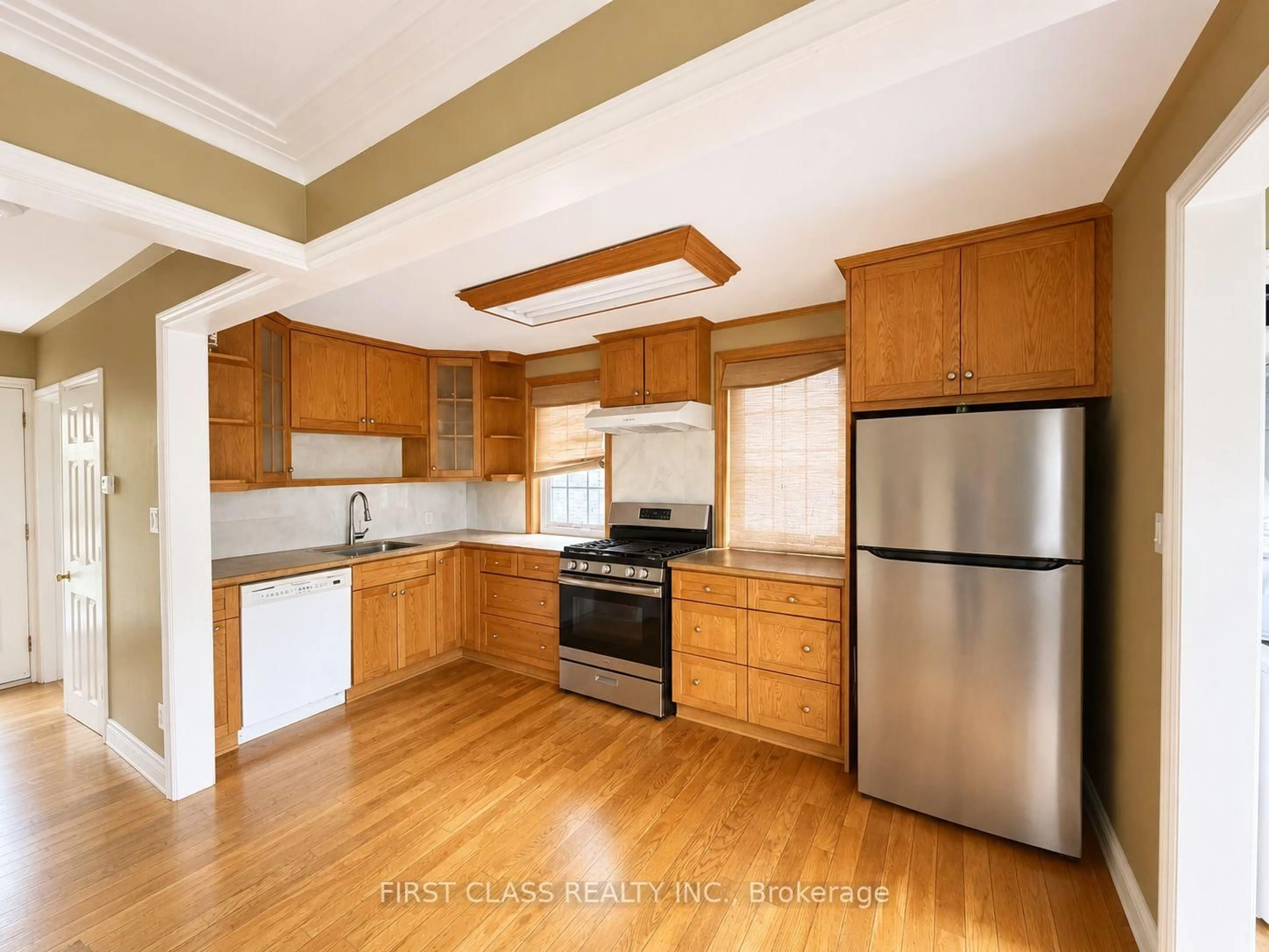 Standard kitchen, wood/laminate floor for 44 Scotia Ave, Toronto Ontario M1L 4E6