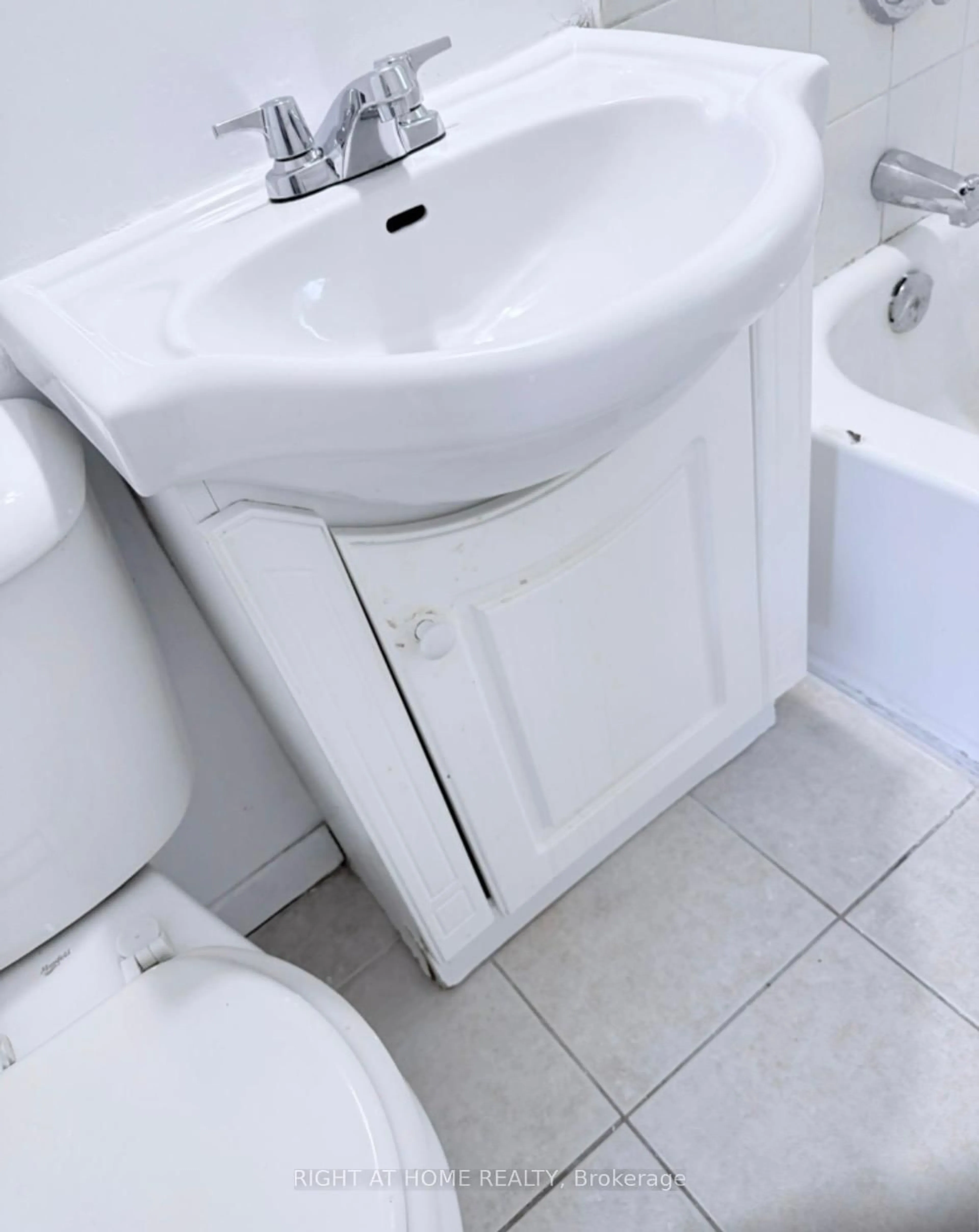 Standard bathroom, floor is not visible for 740 KENNEDY Rd #49, Toronto Ontario M1K 2C5