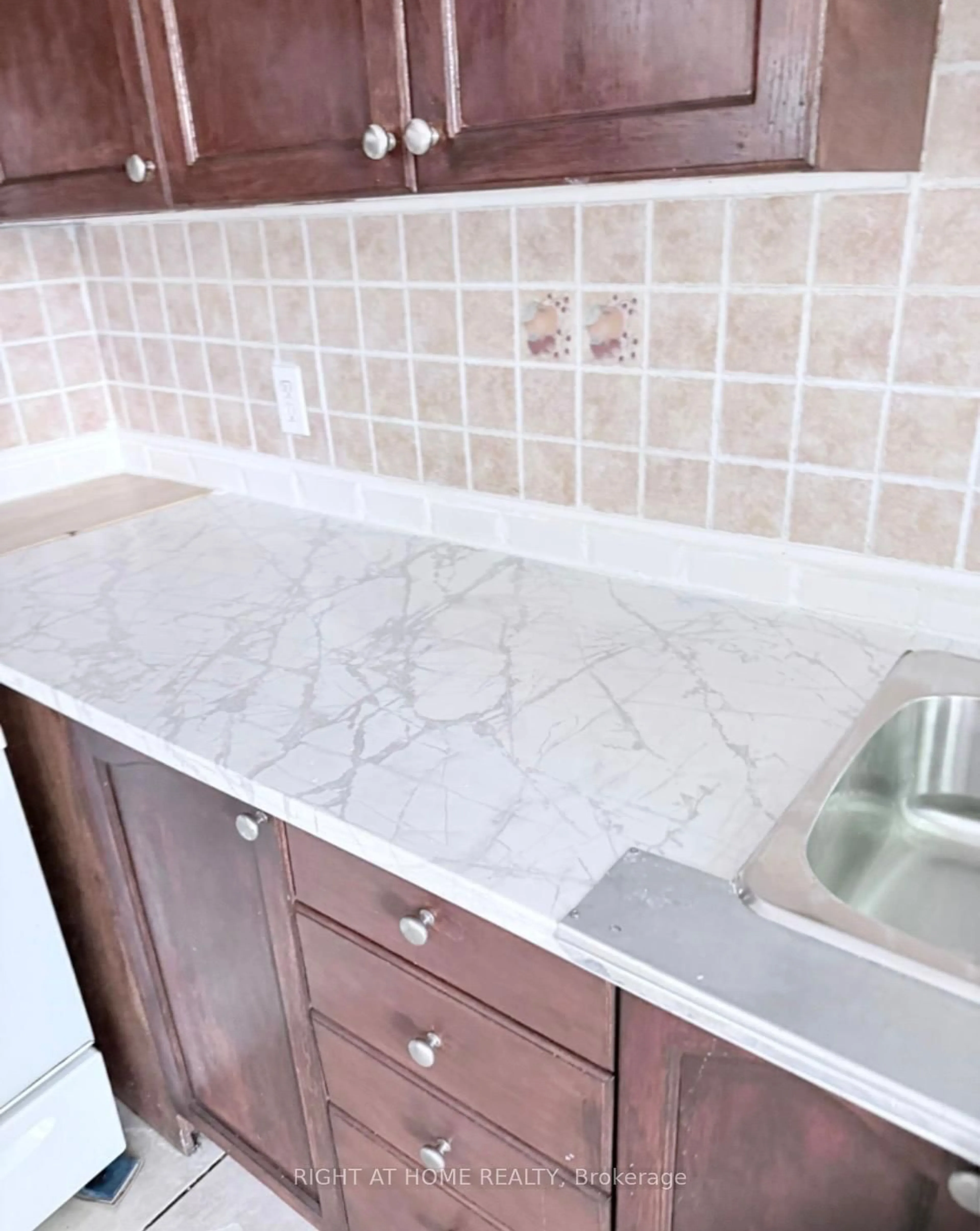 Standard kitchen, ceramic/tile floor for 740 KENNEDY Rd #49, Toronto Ontario M1K 2C5