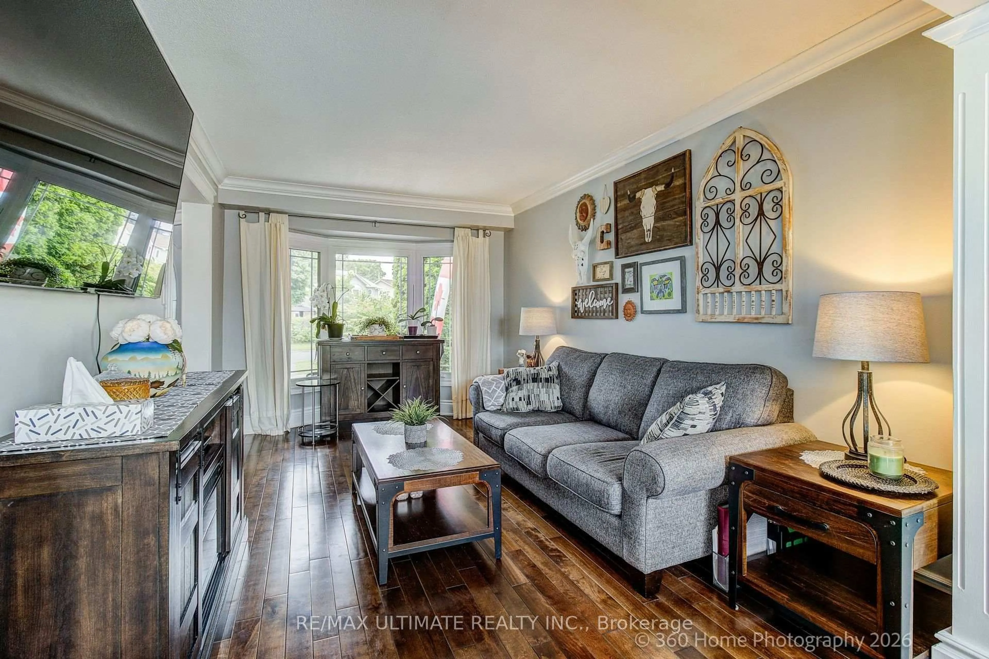 Living room with furniture, wood/laminate floor for 23 Windham Cres, Clarington Ontario L1E 1Y7