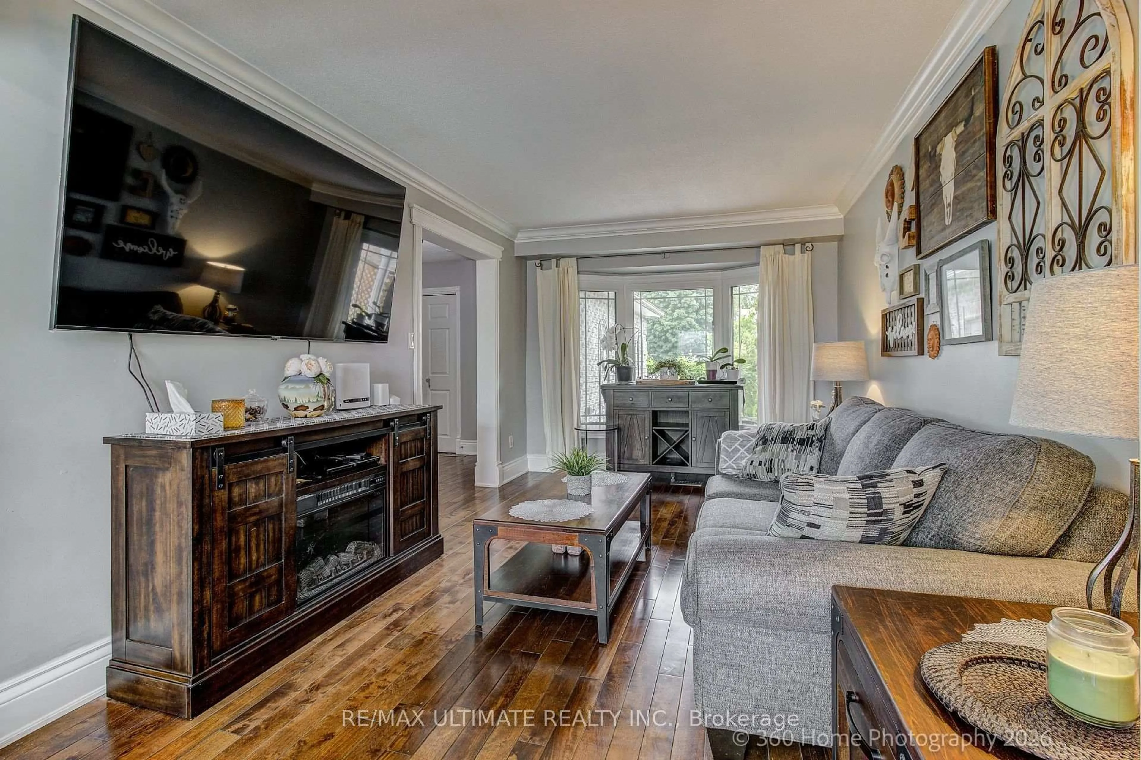 Living room with furniture, wood/laminate floor for 23 Windham Cres, Clarington Ontario L1E 1Y7