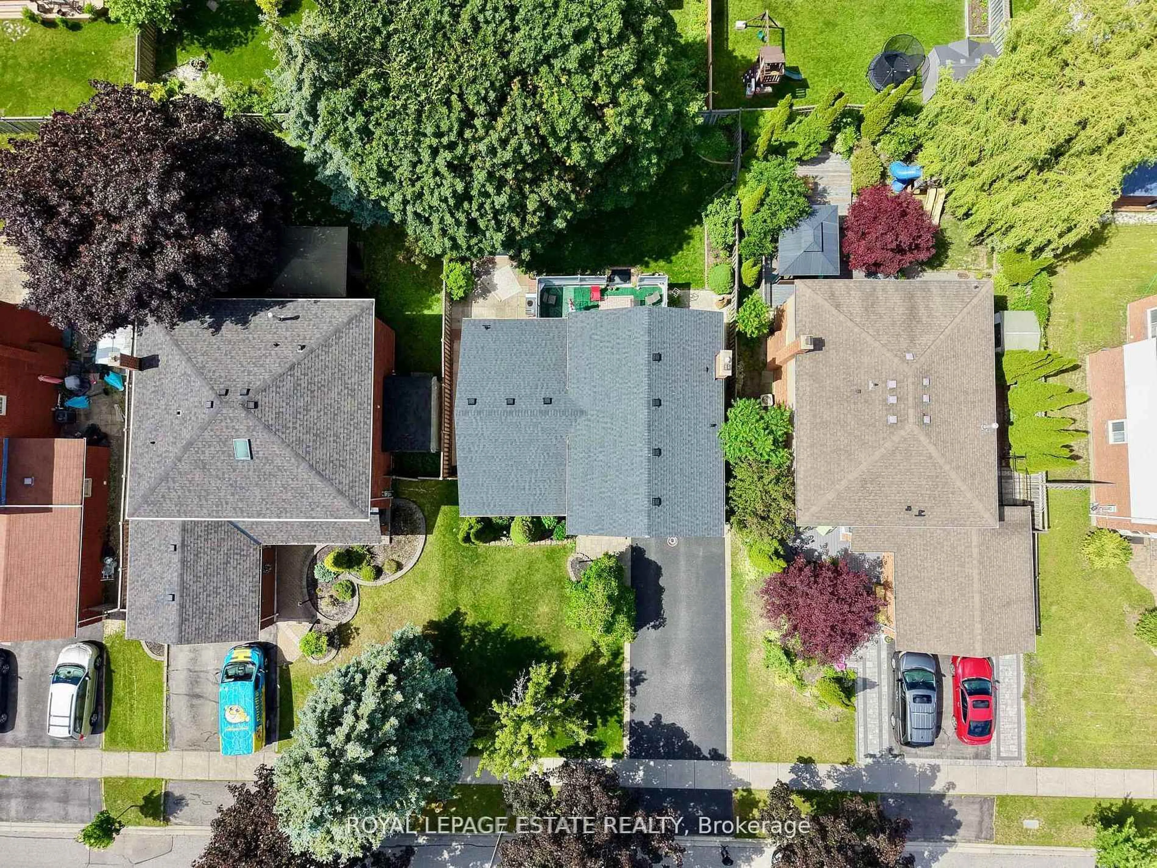 A pic from outside/outdoor area/front of a property/back of a property/a pic from drone, street for 130 William Stephenson Dr, Whitby Ontario L1N 8V1