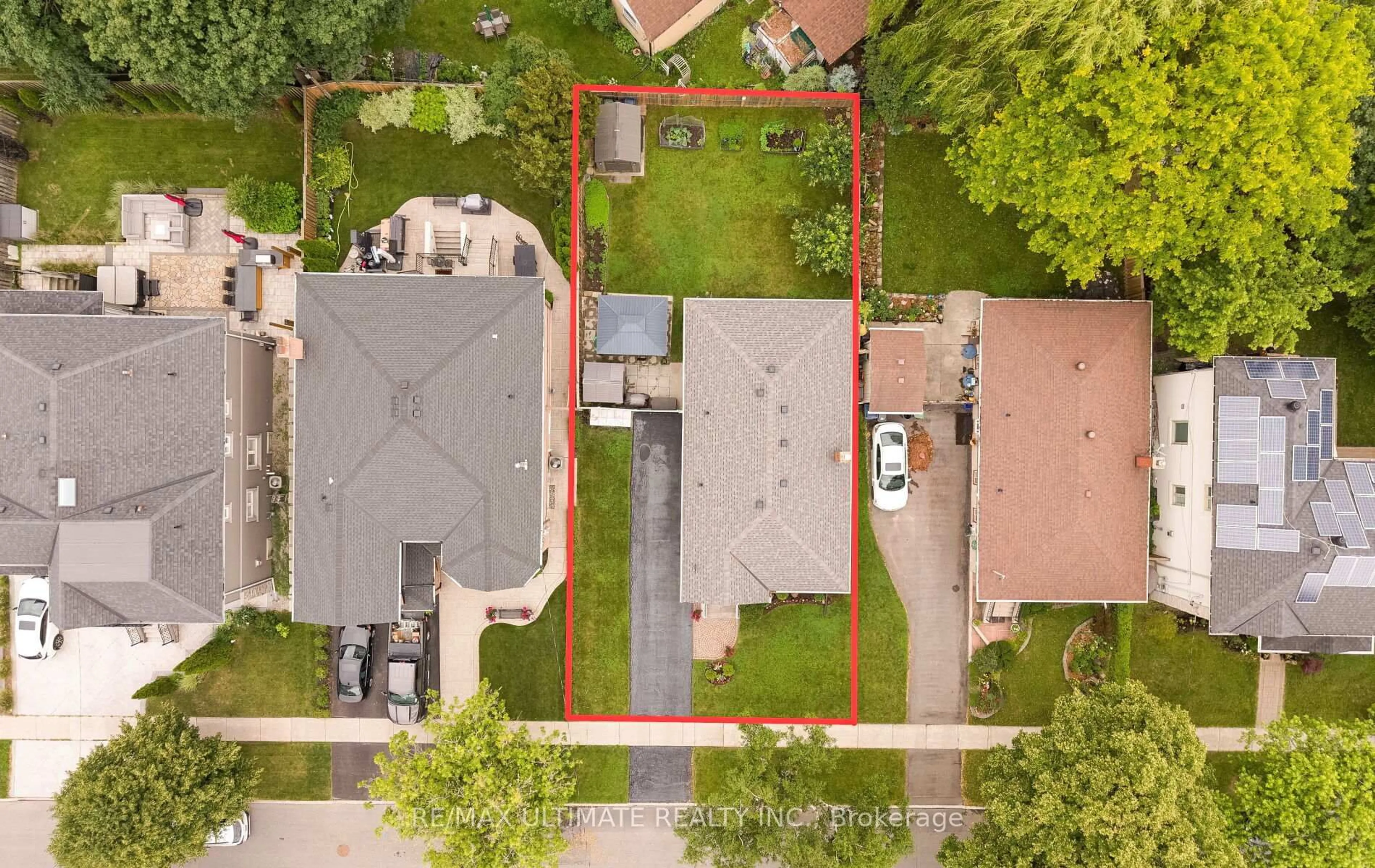 A pic from outside/outdoor area/front of a property/back of a property/a pic from drone, street for 5 Mendip Cres, Toronto Ontario M1P 1Y3