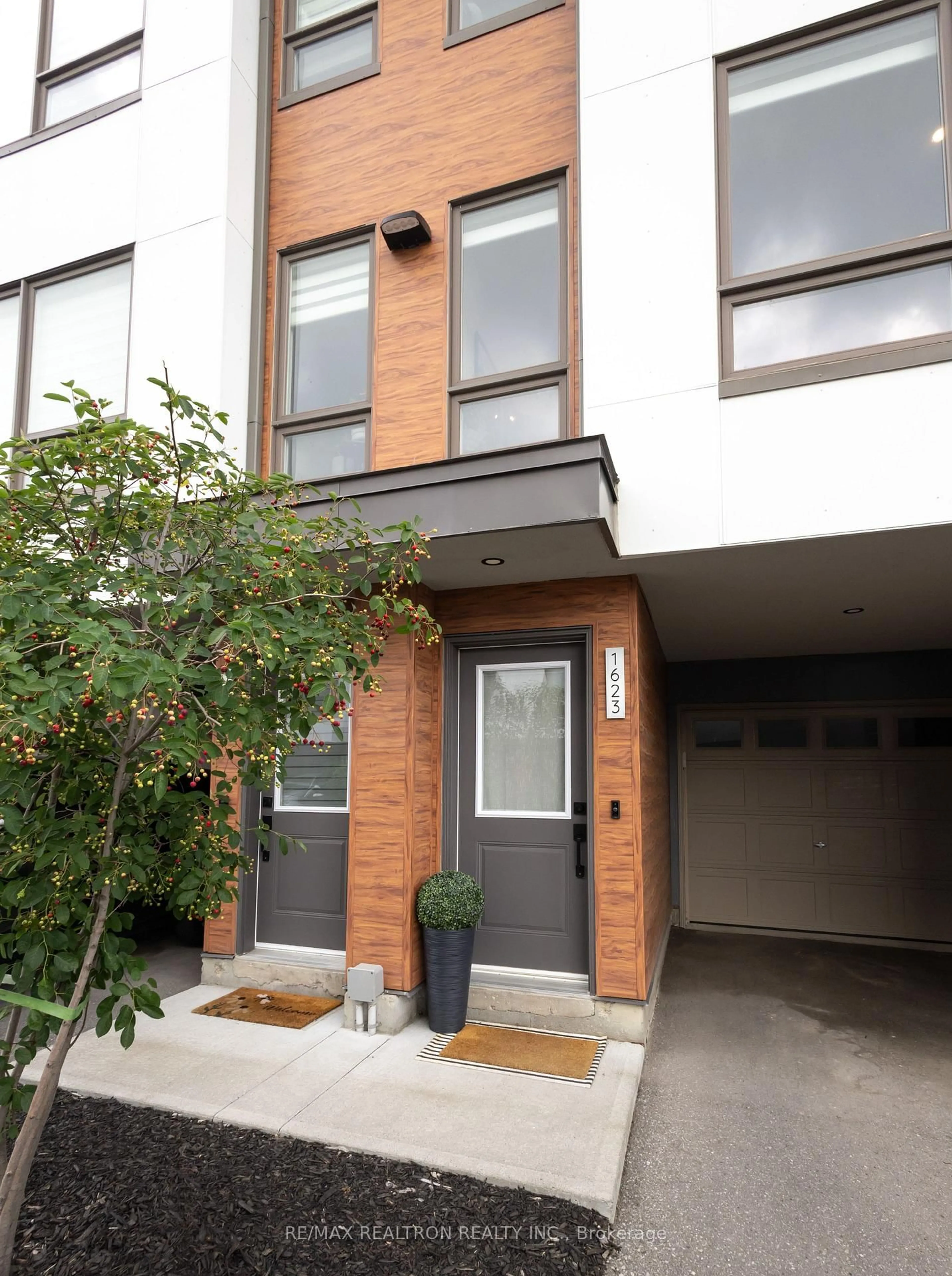 Home with brick exterior material, street for 1623 Pleasure Valley Path, Oshawa Ontario L1G 0E3