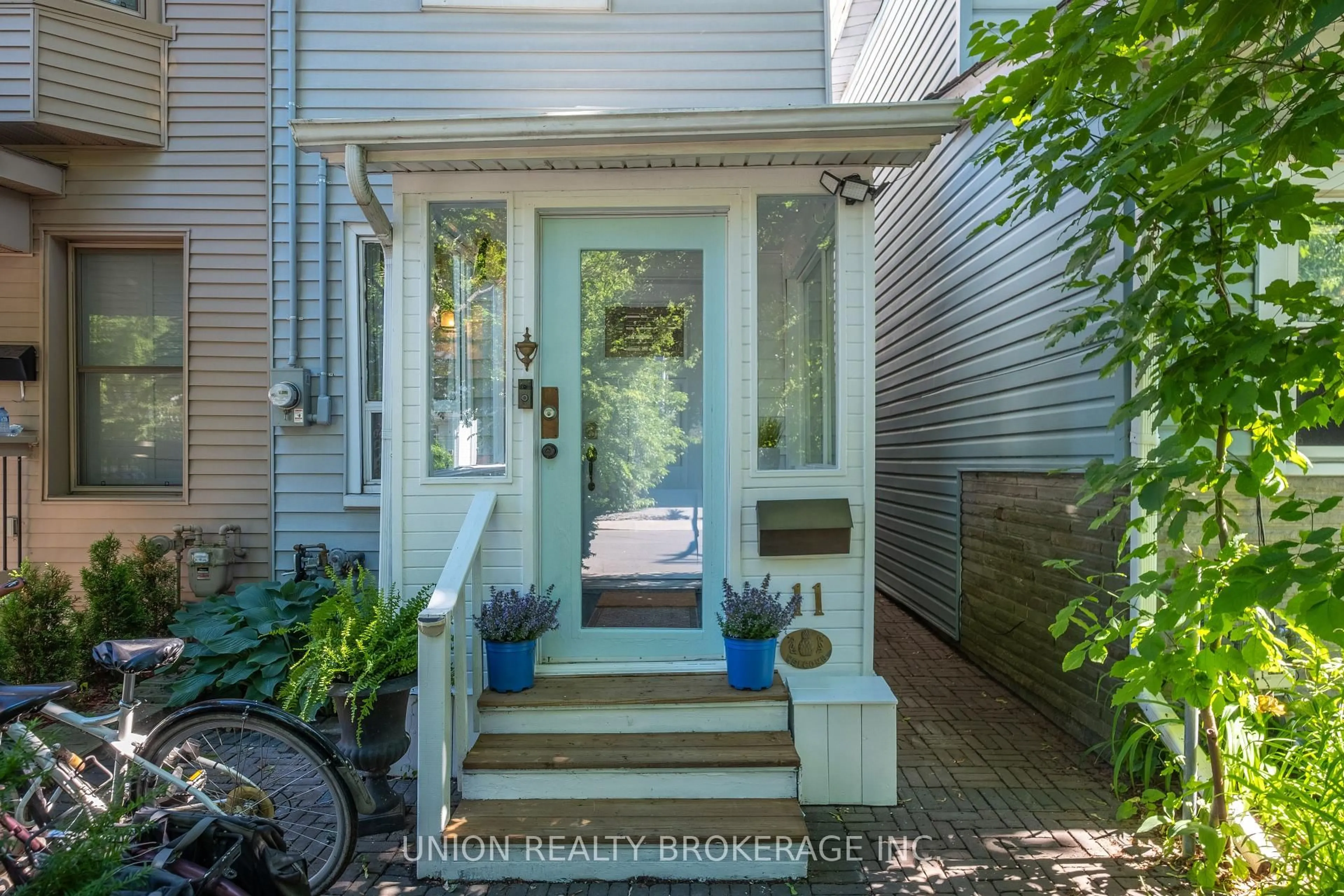 Indoor entryway for 11 Battenberg Ave, Toronto Ontario M4L 1J7