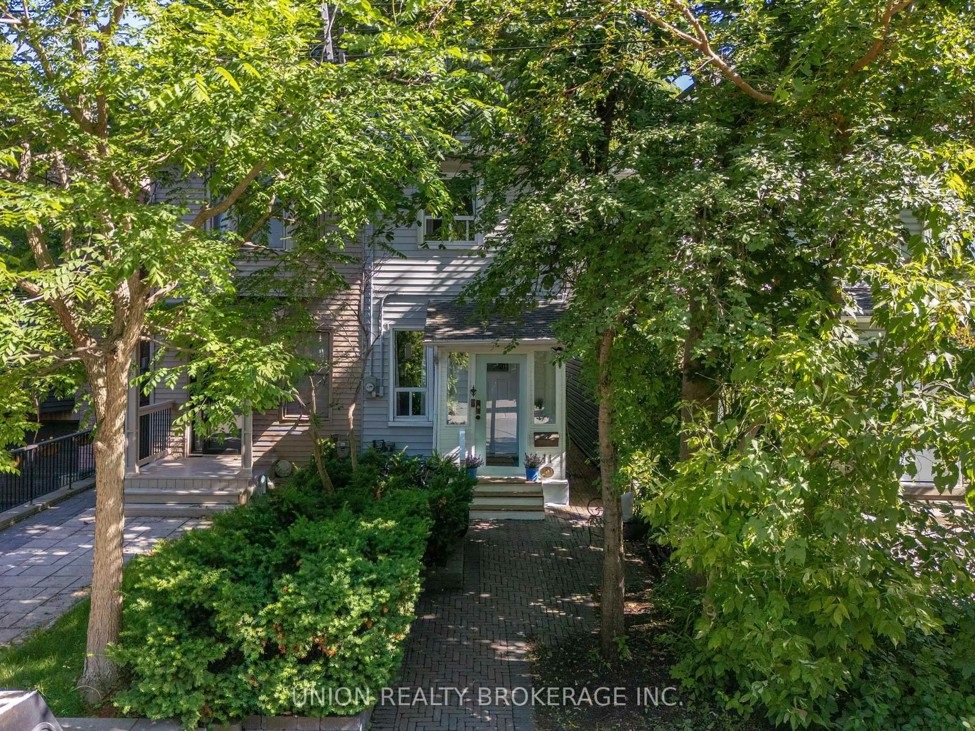 A pic from outside/outdoor area/front of a property/back of a property/a pic from drone, street for 11 Battenberg Ave, Toronto Ontario M4L 1J7