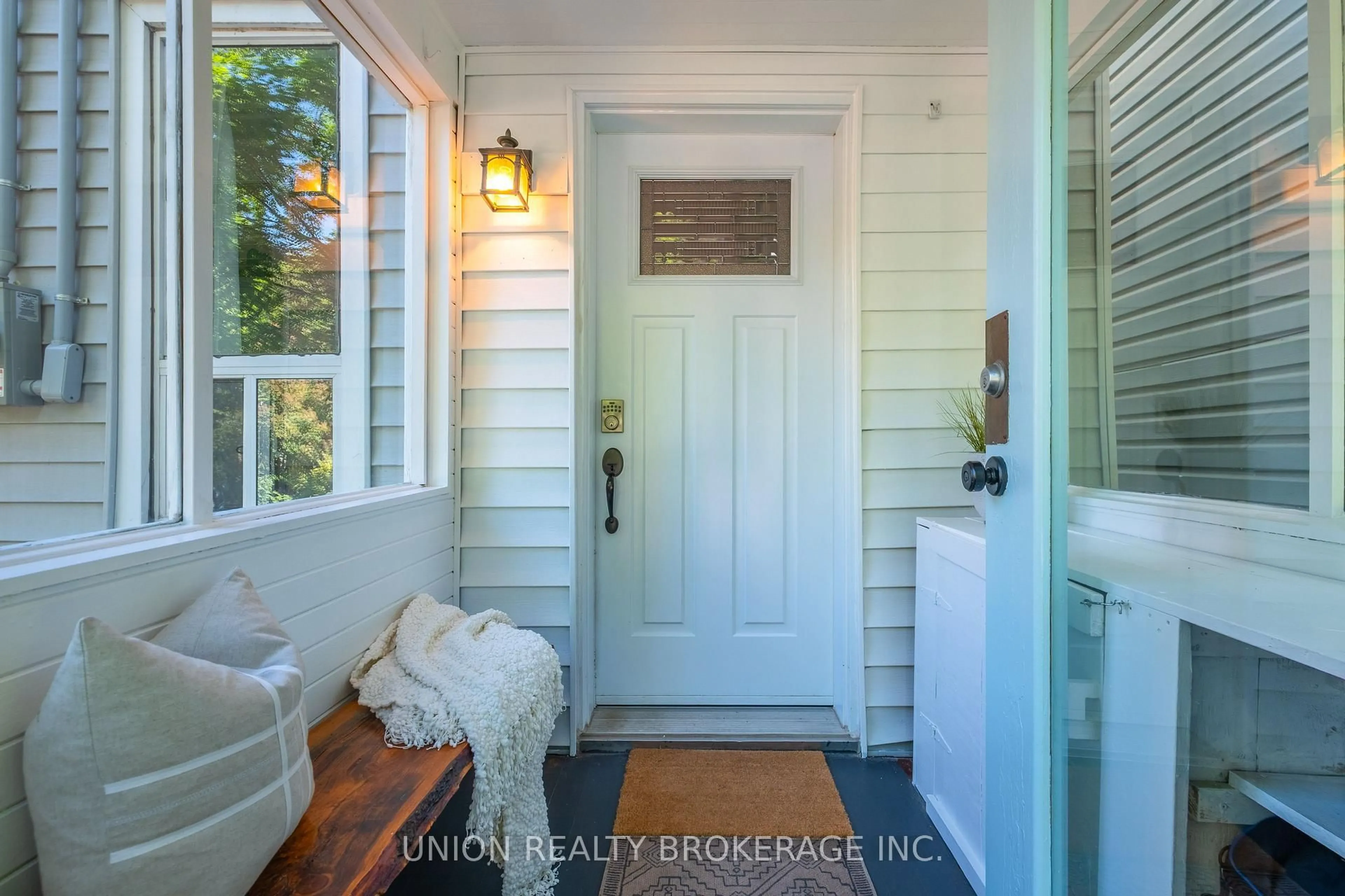 Indoor entryway for 11 Battenberg Ave, Toronto Ontario M4L 1J7