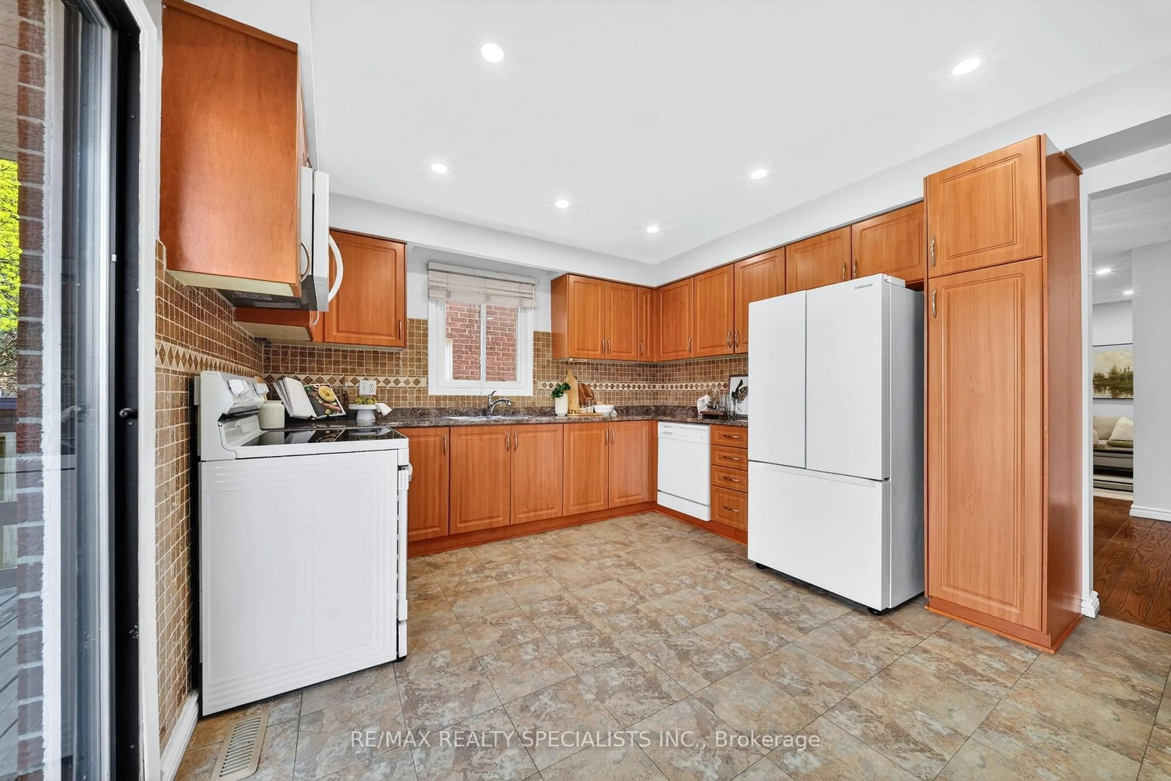 Standard kitchen, ceramic/tile floor for 17 Payzac Ave, Toronto Ontario M1E 5A7