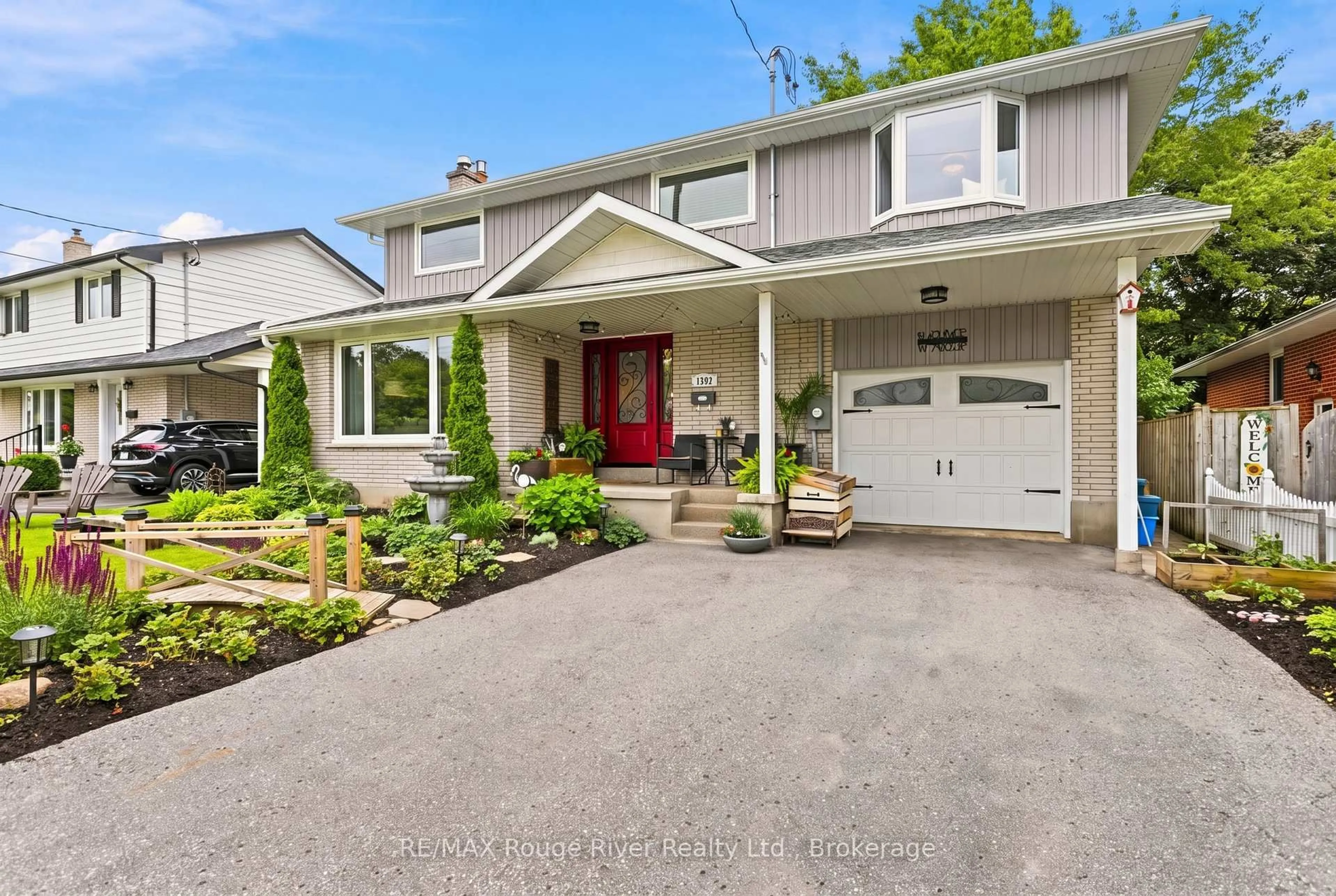 Home with vinyl exterior material, street for 1187 Wakefield Cres, Oshawa Ontario L1H 1W1