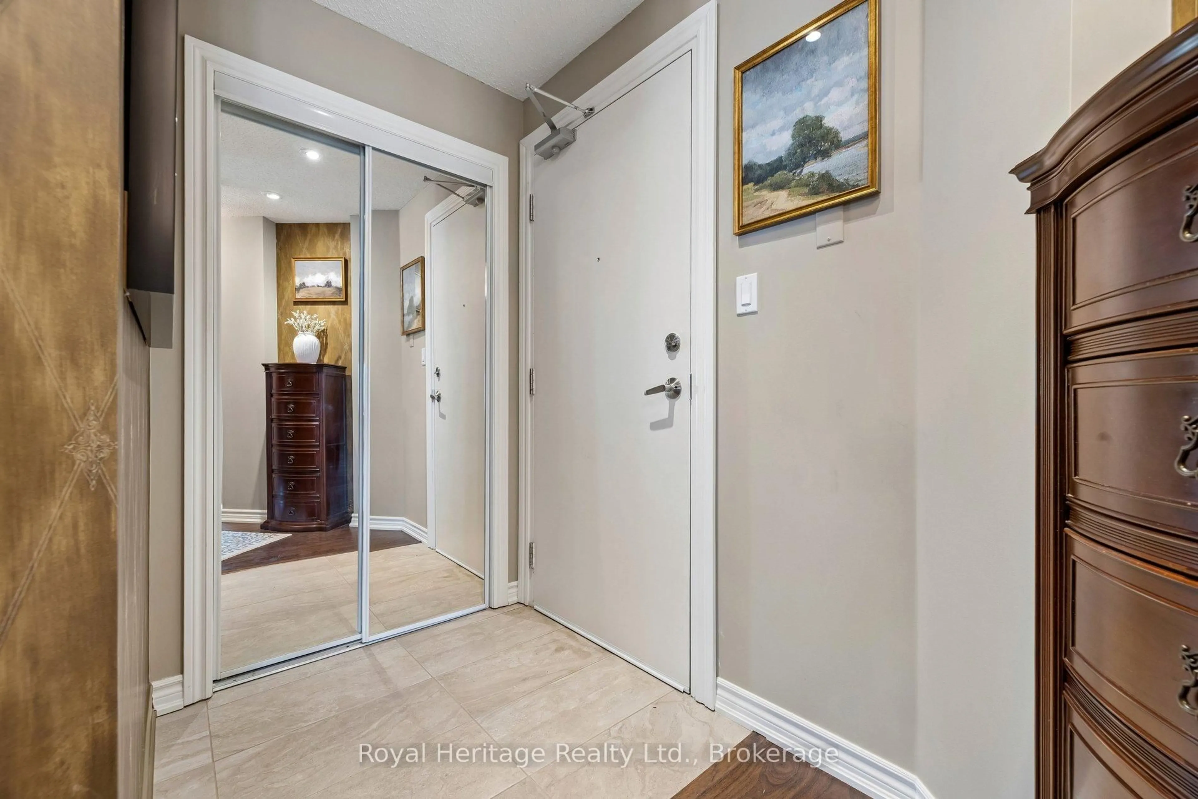 Indoor entryway for 385 Lakebreeze Dr #101, Clarington Ontario L1B 1P5
