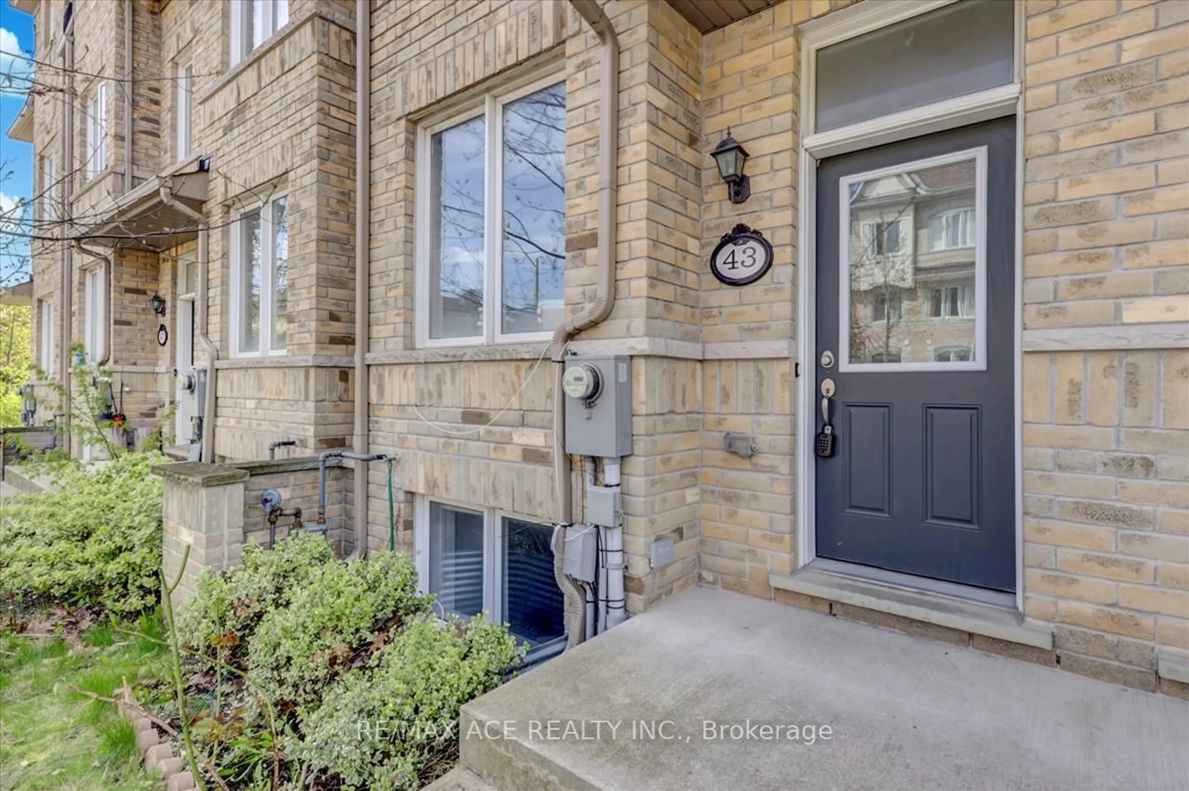 Indoor entryway for 43 Kawneer Terr, Toronto Ontario M1P 0C2