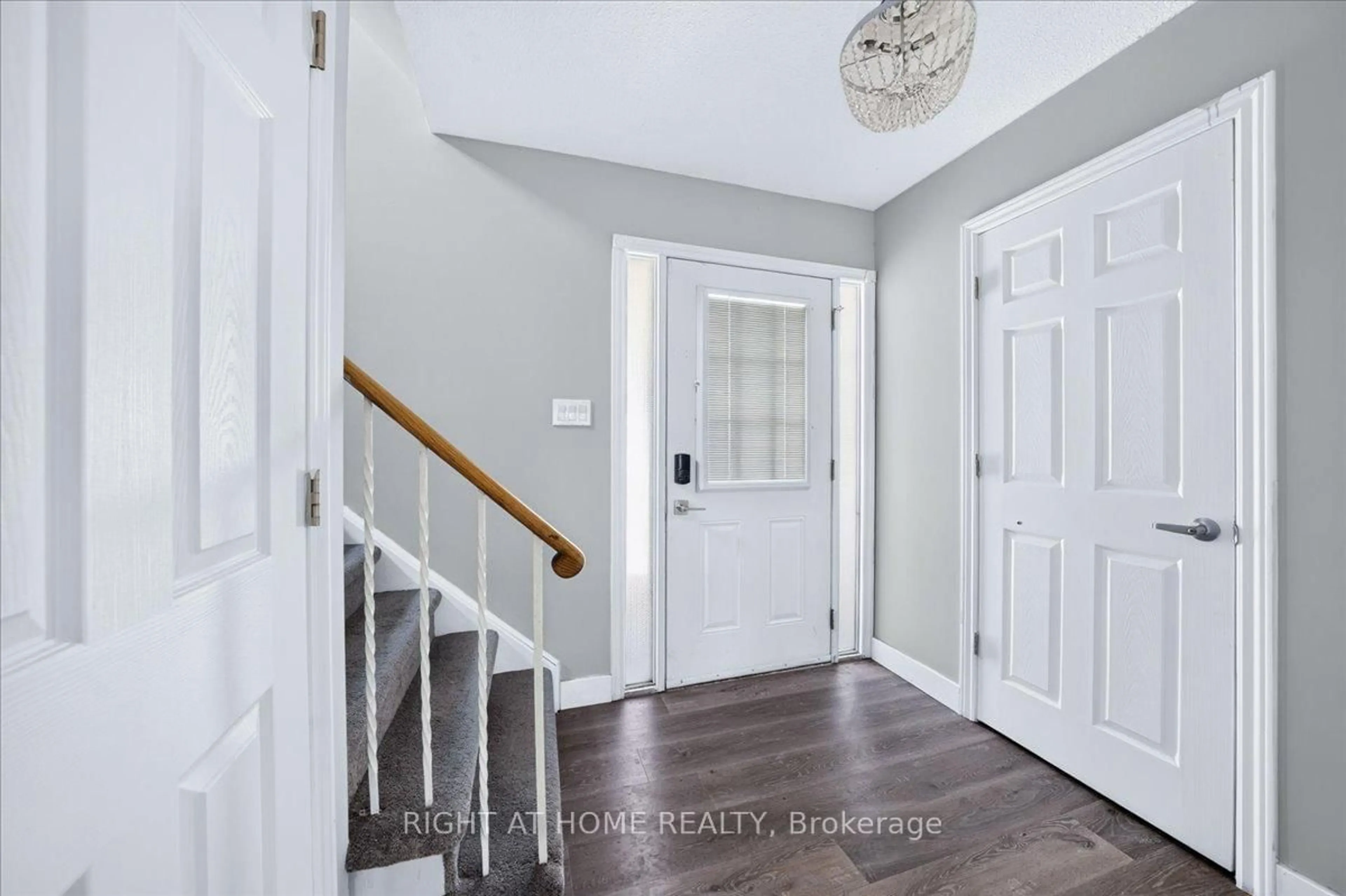 Indoor entryway for 1087 Venus Cres, Oshawa Ontario L1J 6E2