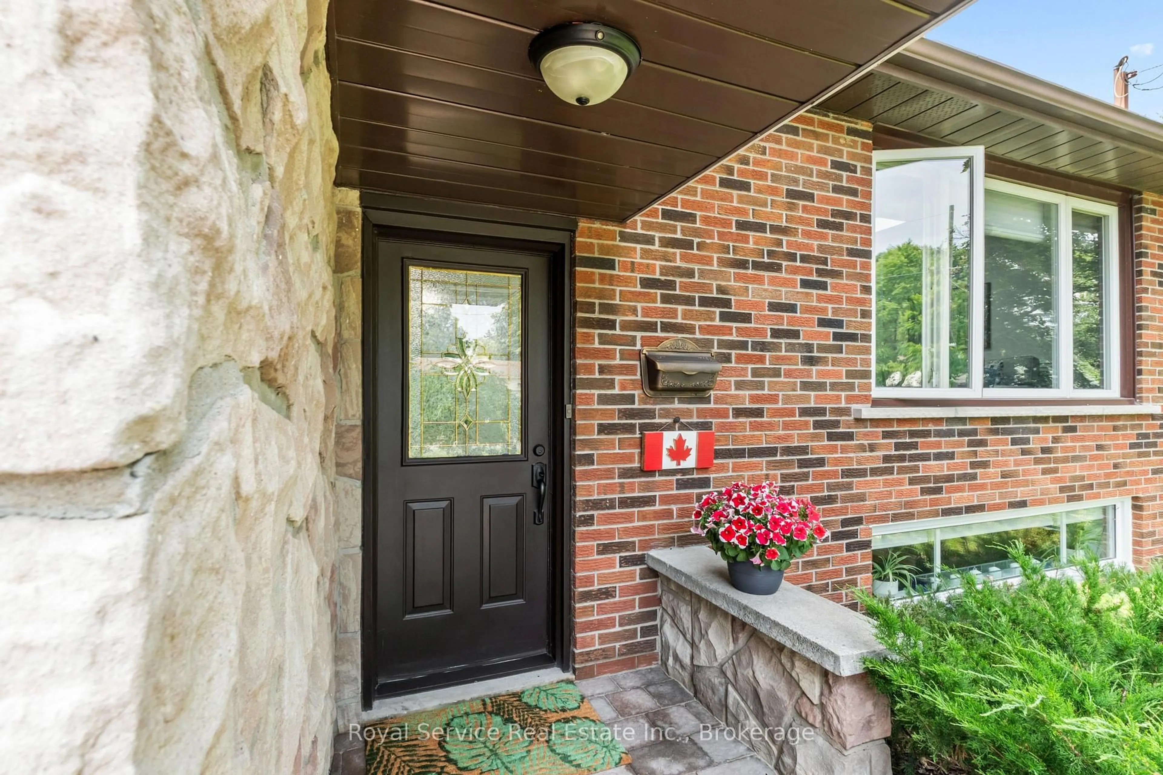 Indoor entryway for 460 Harwood Dr, Oshawa Ontario L1G 2V3