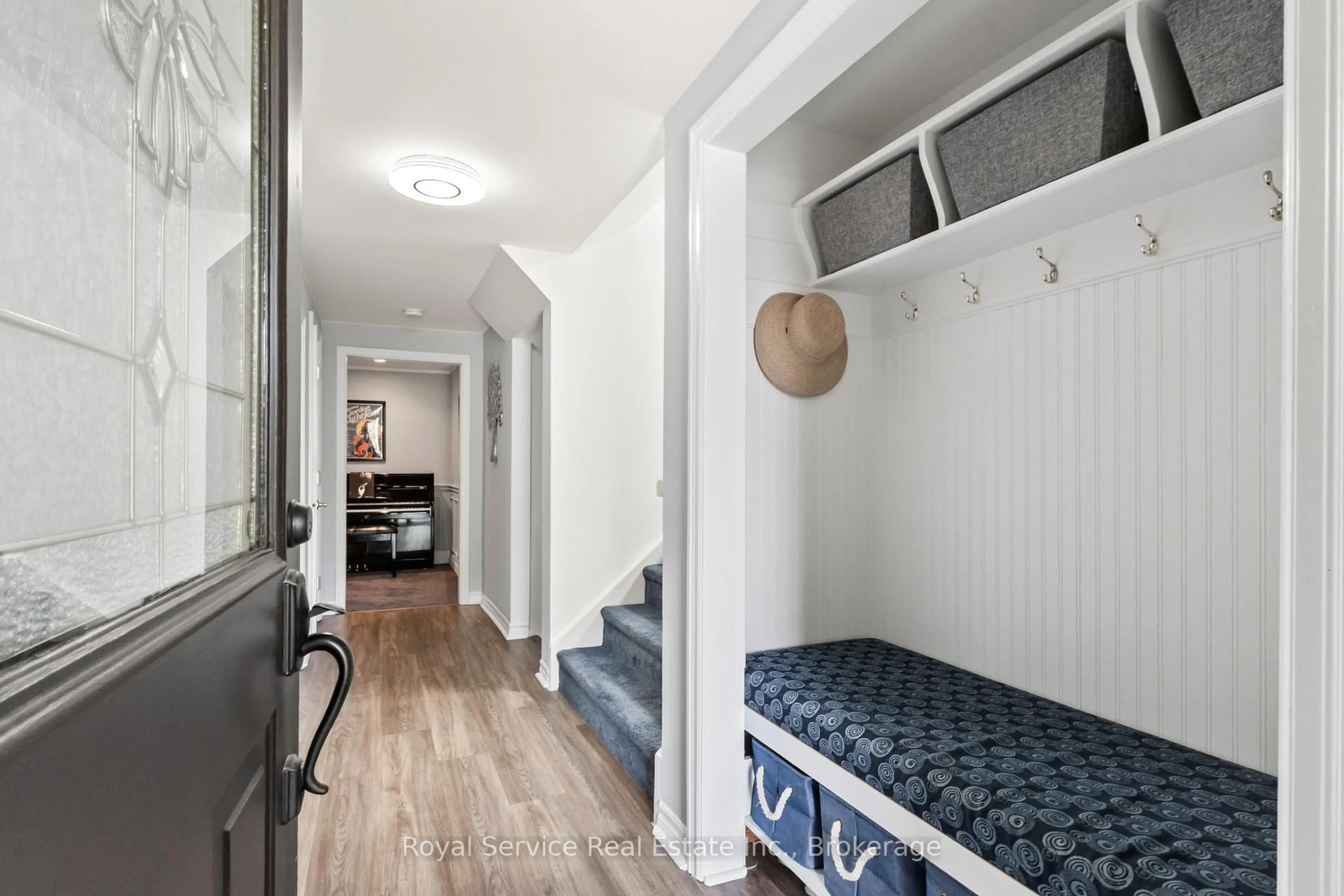 Indoor entryway for 460 Harwood Dr, Oshawa Ontario L1G 2V3