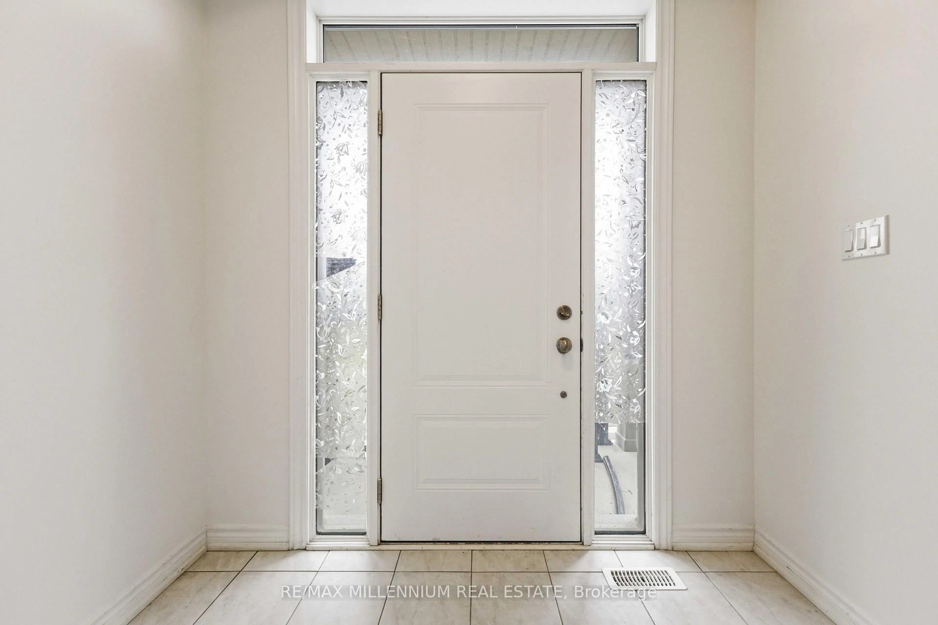 Indoor entryway for 775 Chinook Path, Oshawa Ontario L1H 0A7