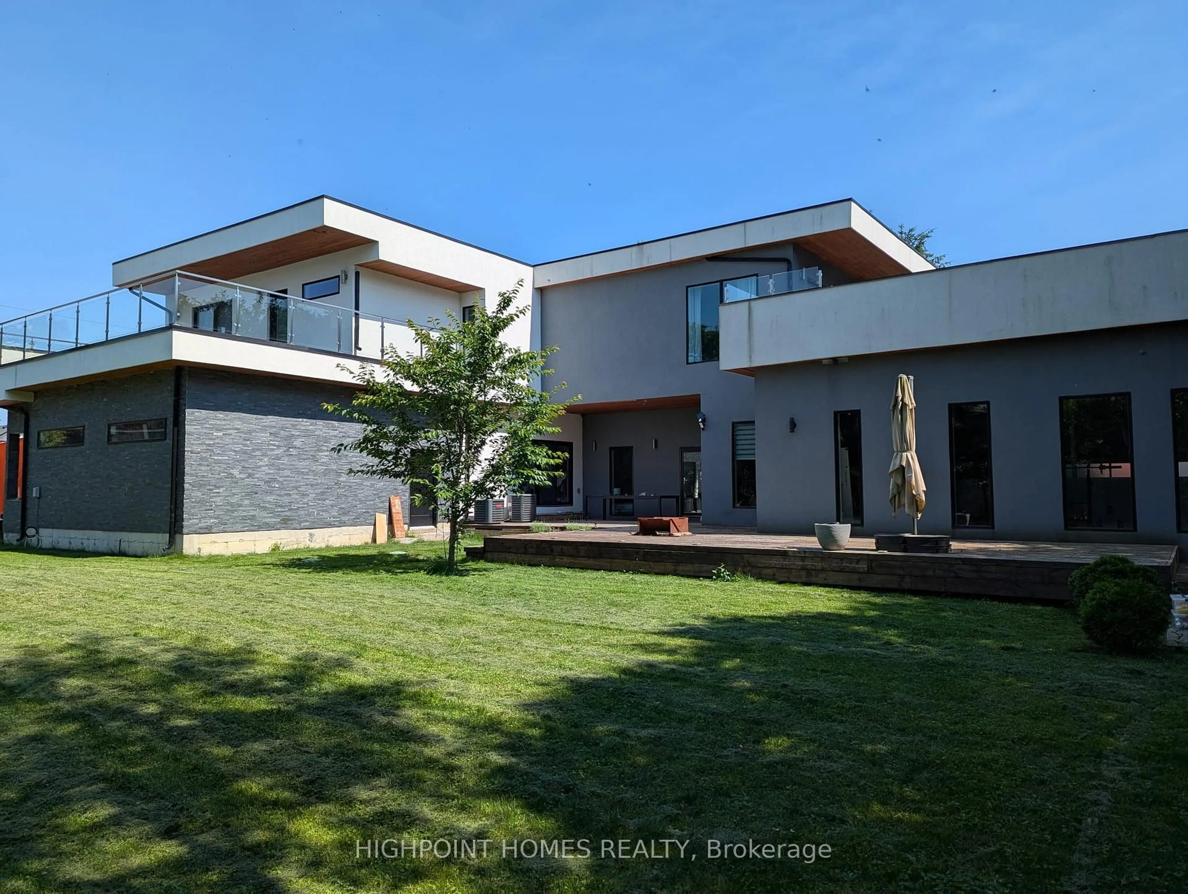 A pic from outside/outdoor area/front of a property/back of a property/a pic from drone, building for 5010 Barber St, Pickering Ontario L1Y 1B4