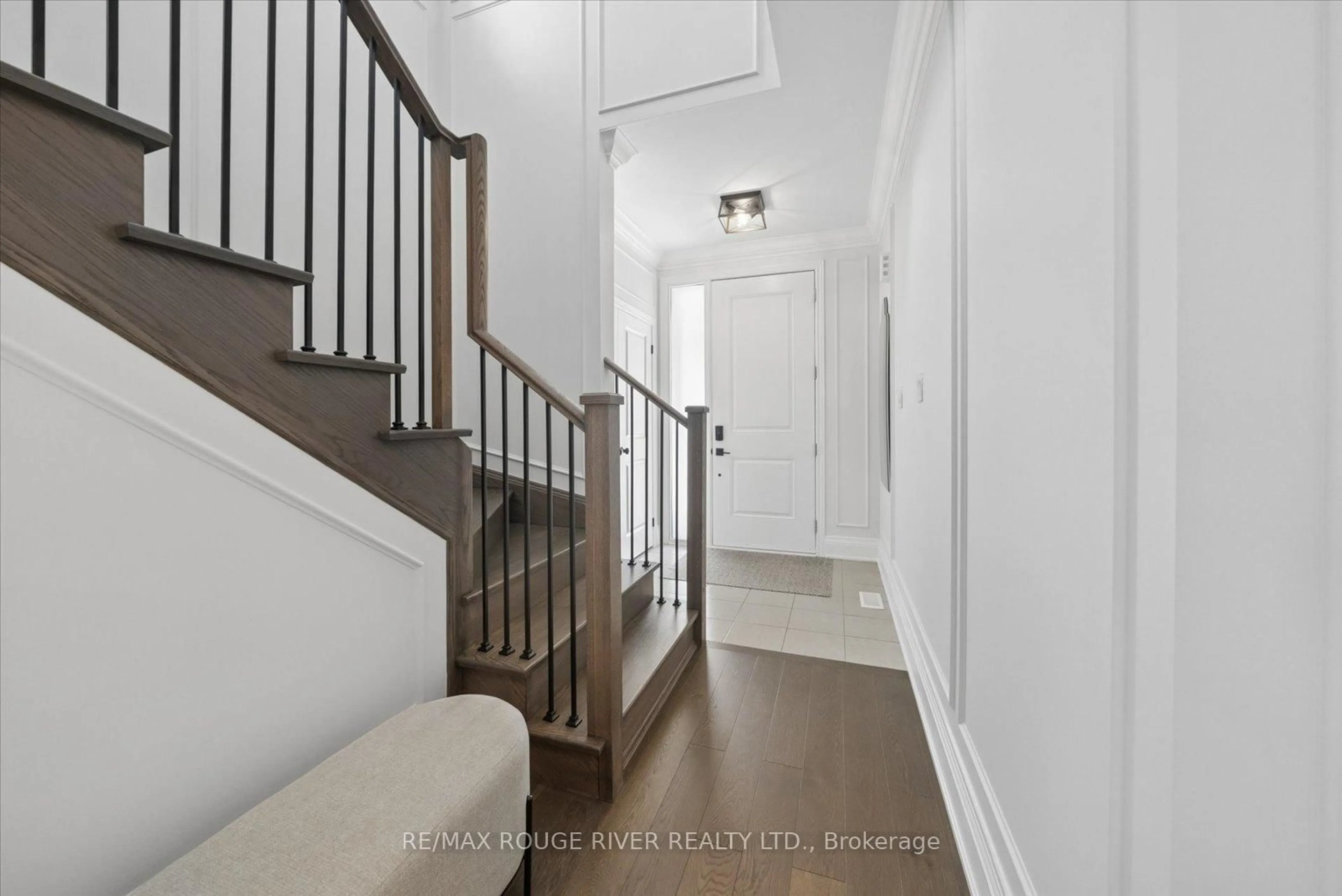 Indoor entryway for 3 Burnham Crt, Scugog Ontario L9L 0B2