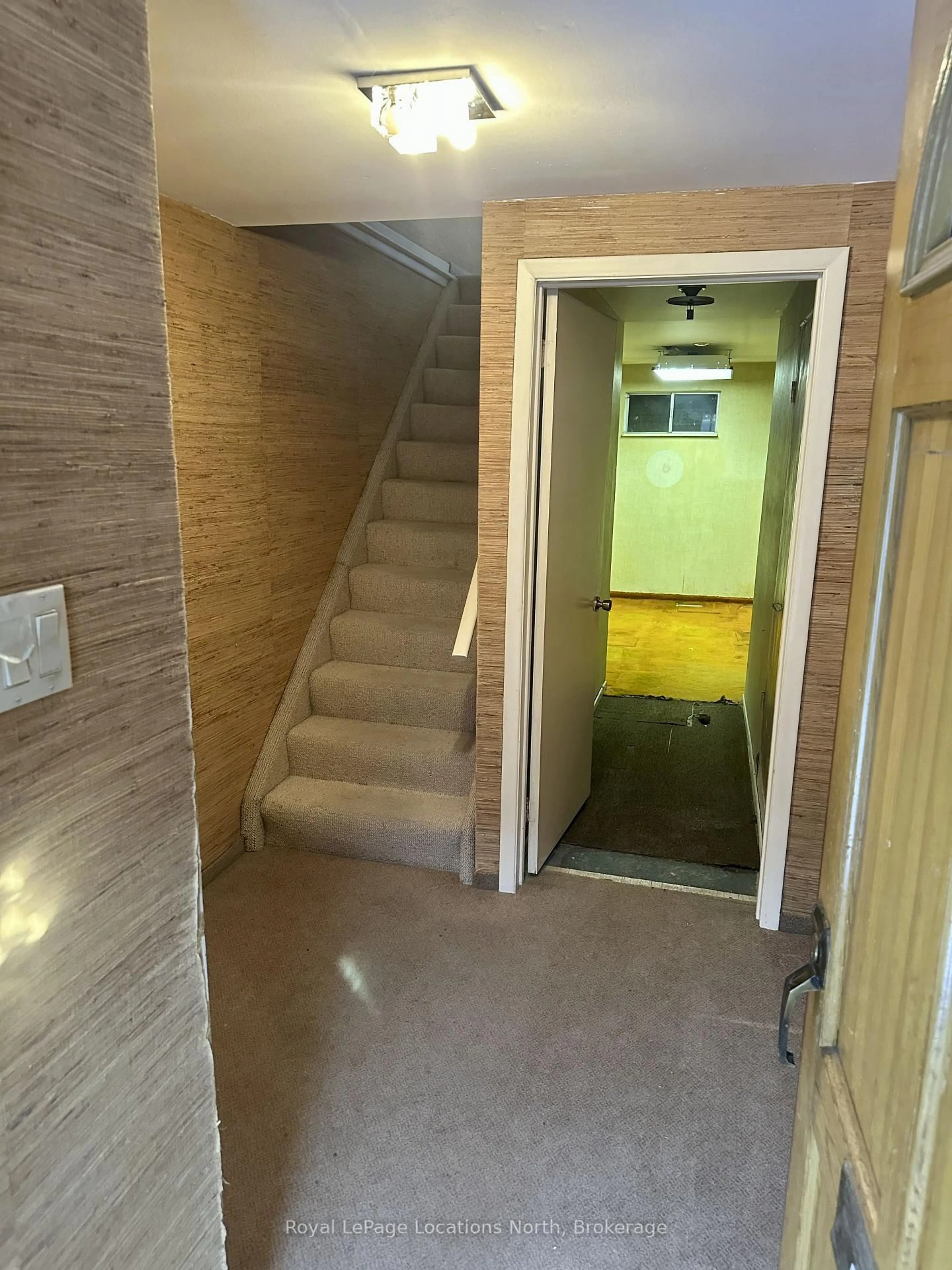 Indoor foyer for 431 Military Tr #4, Toronto Ontario M1E 4E8