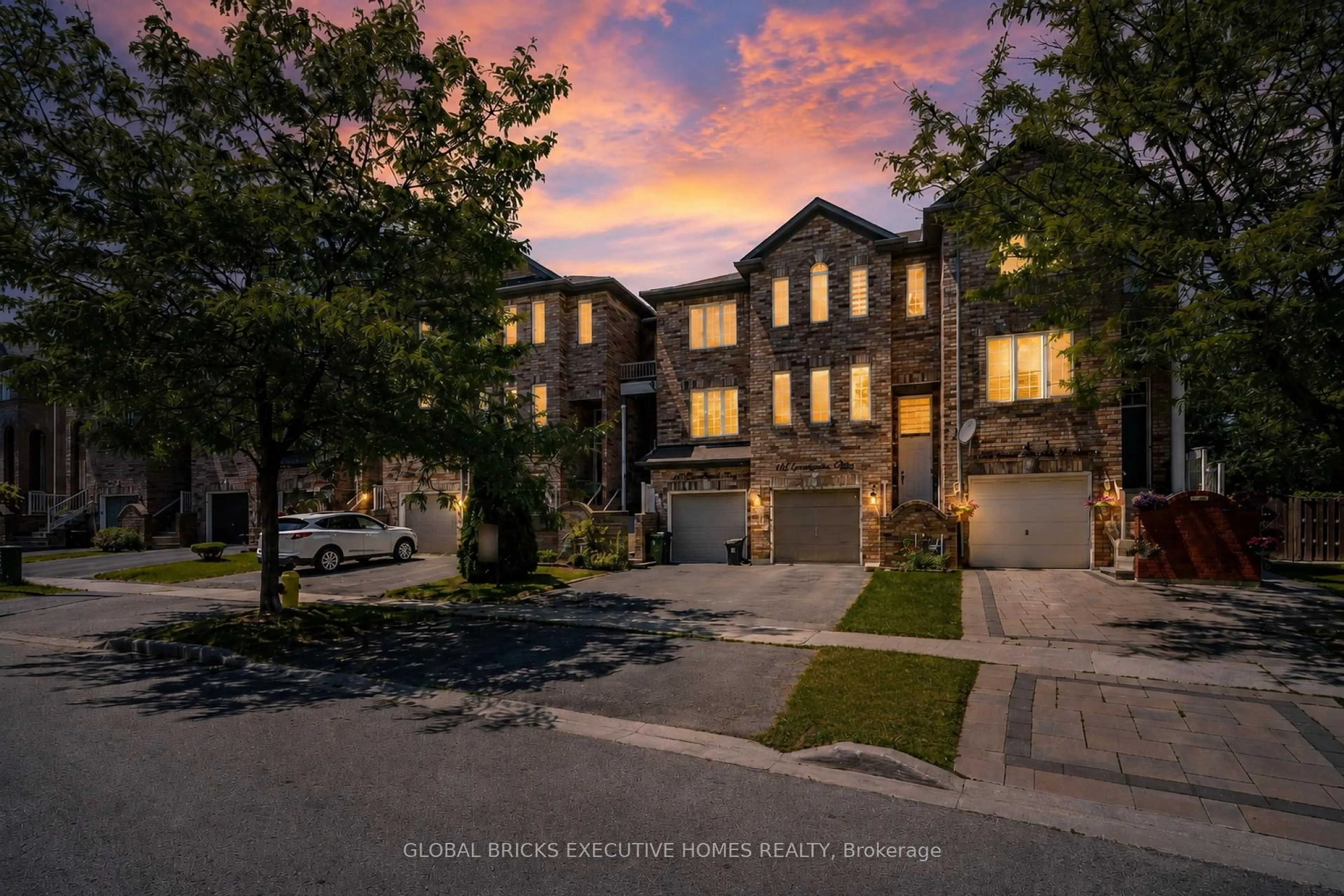 A pic from outside/outdoor area/front of a property/back of a property/a pic from drone, street for 124 Conn Smythe Dr, Toronto Ontario M1J 3P5
