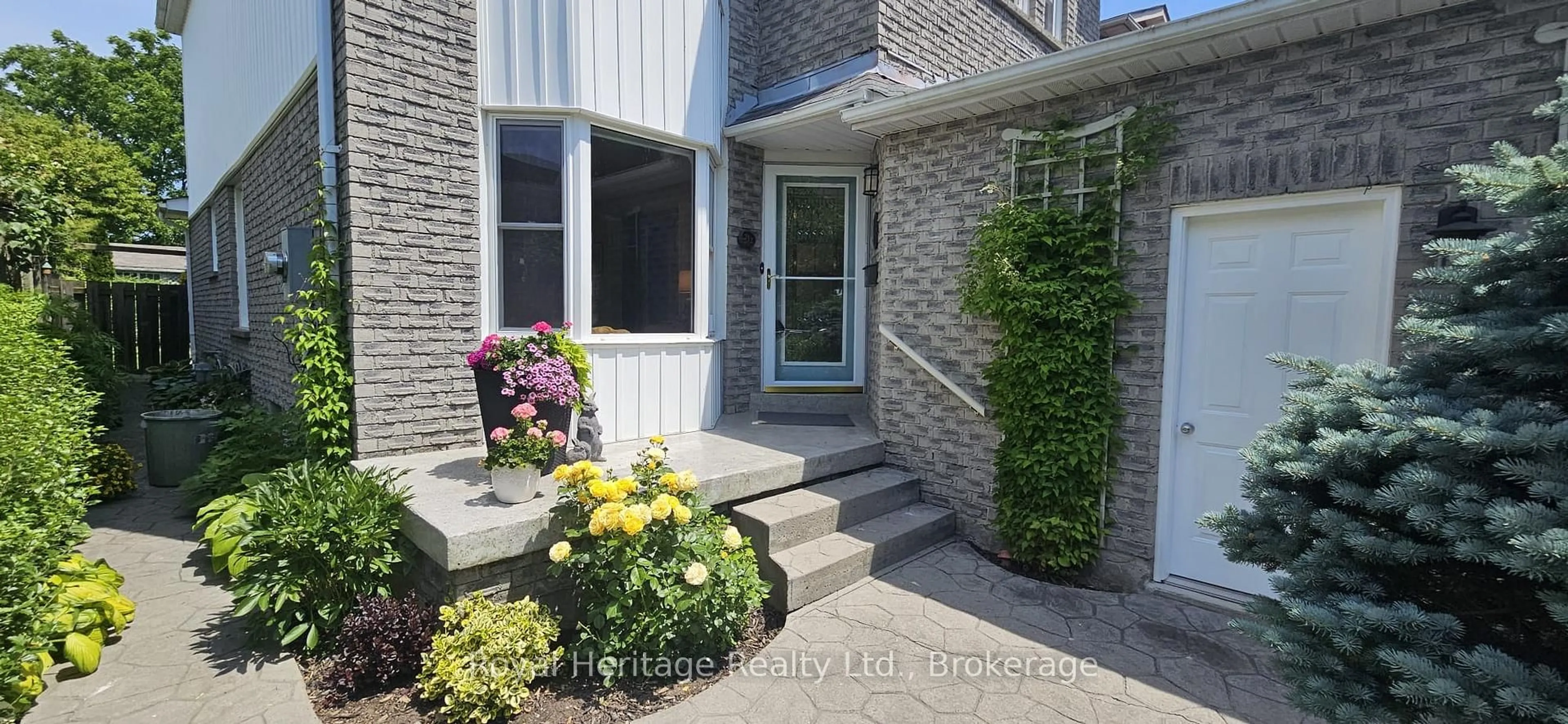 Indoor entryway for 212 Andrew St, Clarington Ontario L1B 1J9
