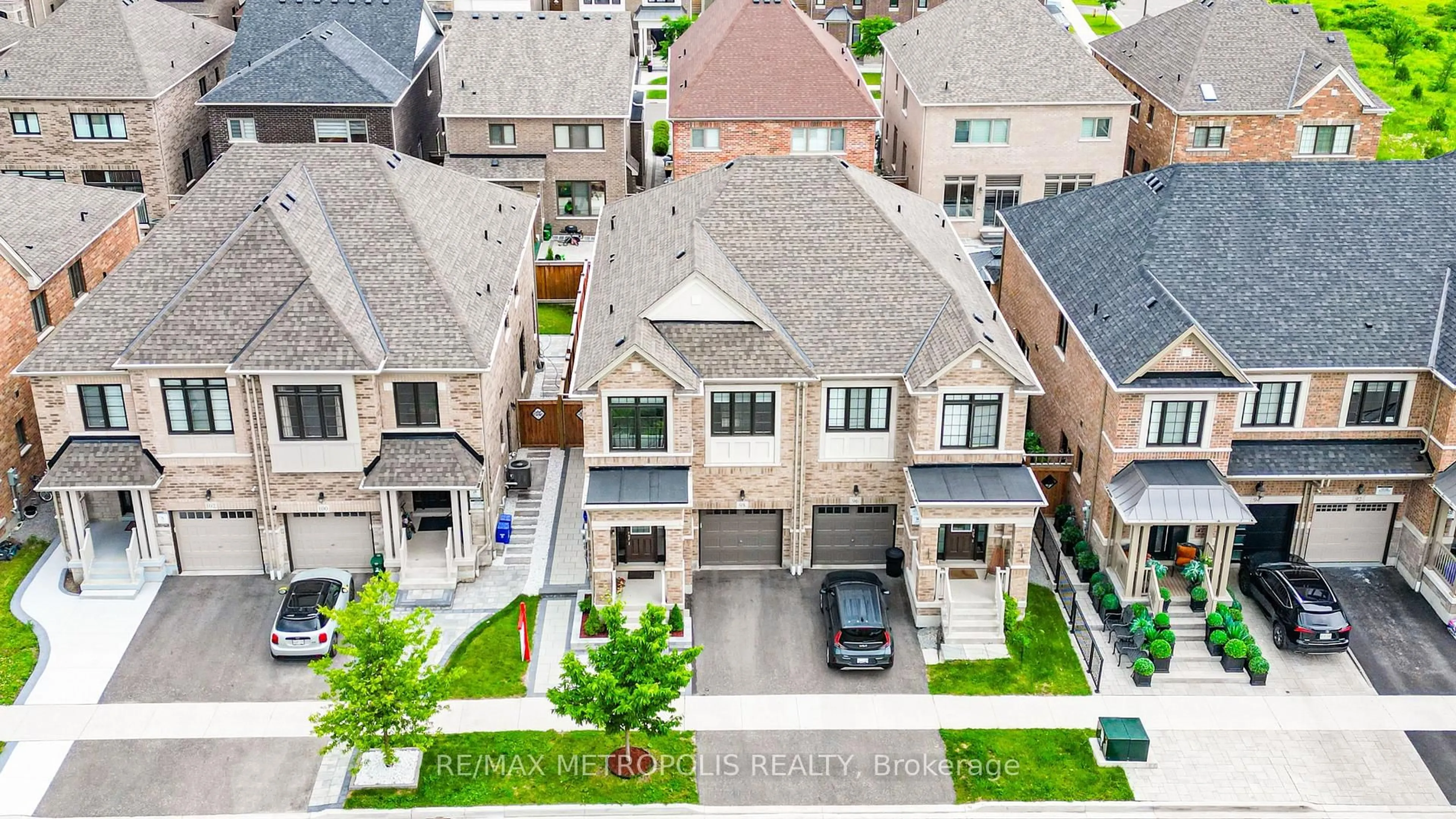 A pic from outside/outdoor area/front of a property/back of a property/a pic from drone, street for 98 Laing Dr, Whitby Ontario L1P 0N6