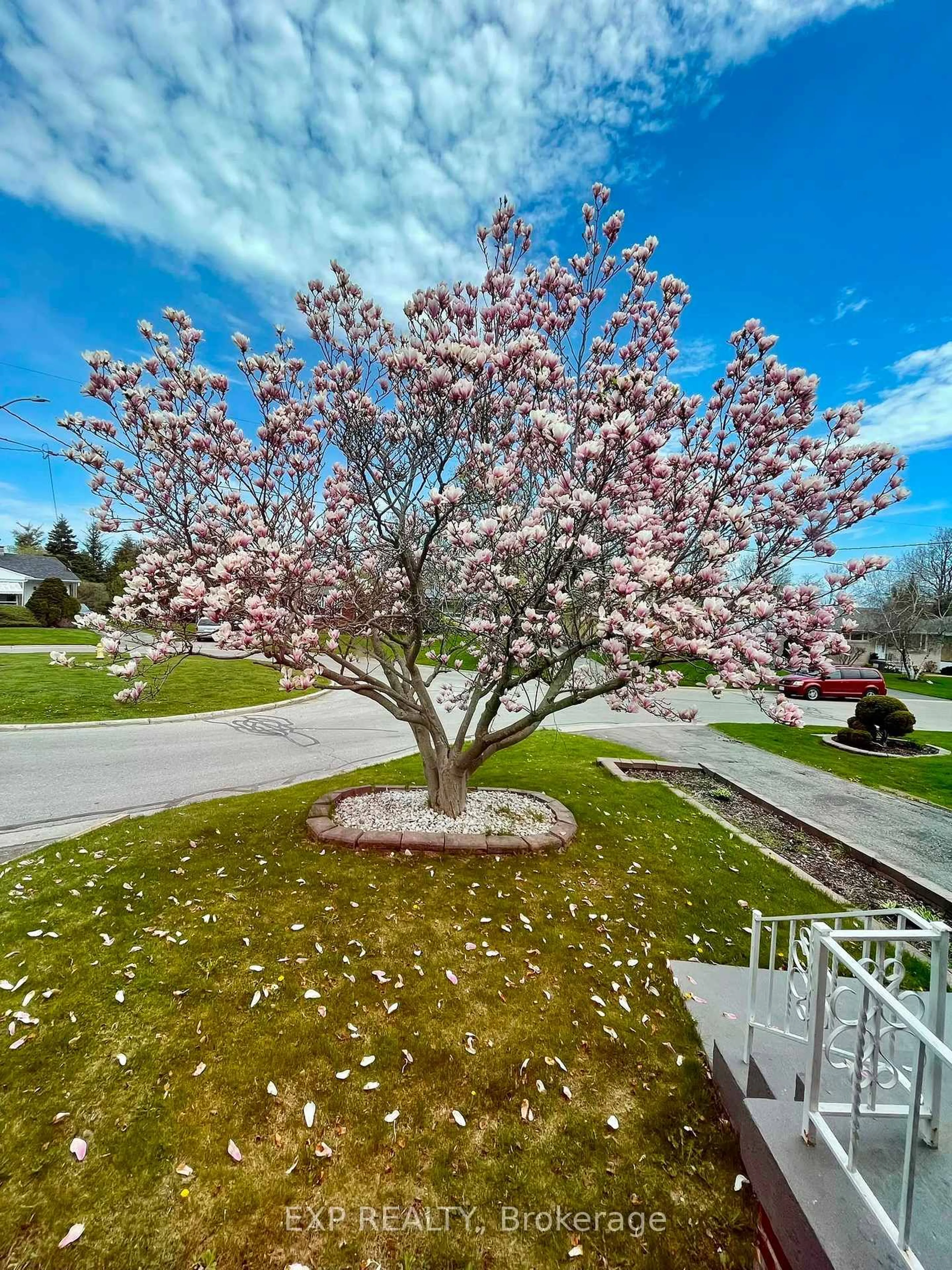 A pic from outside/outdoor area/front of a property/back of a property/a pic from drone, street for 1202 Sun Valley Crt, Oshawa Ontario L1J 3N2