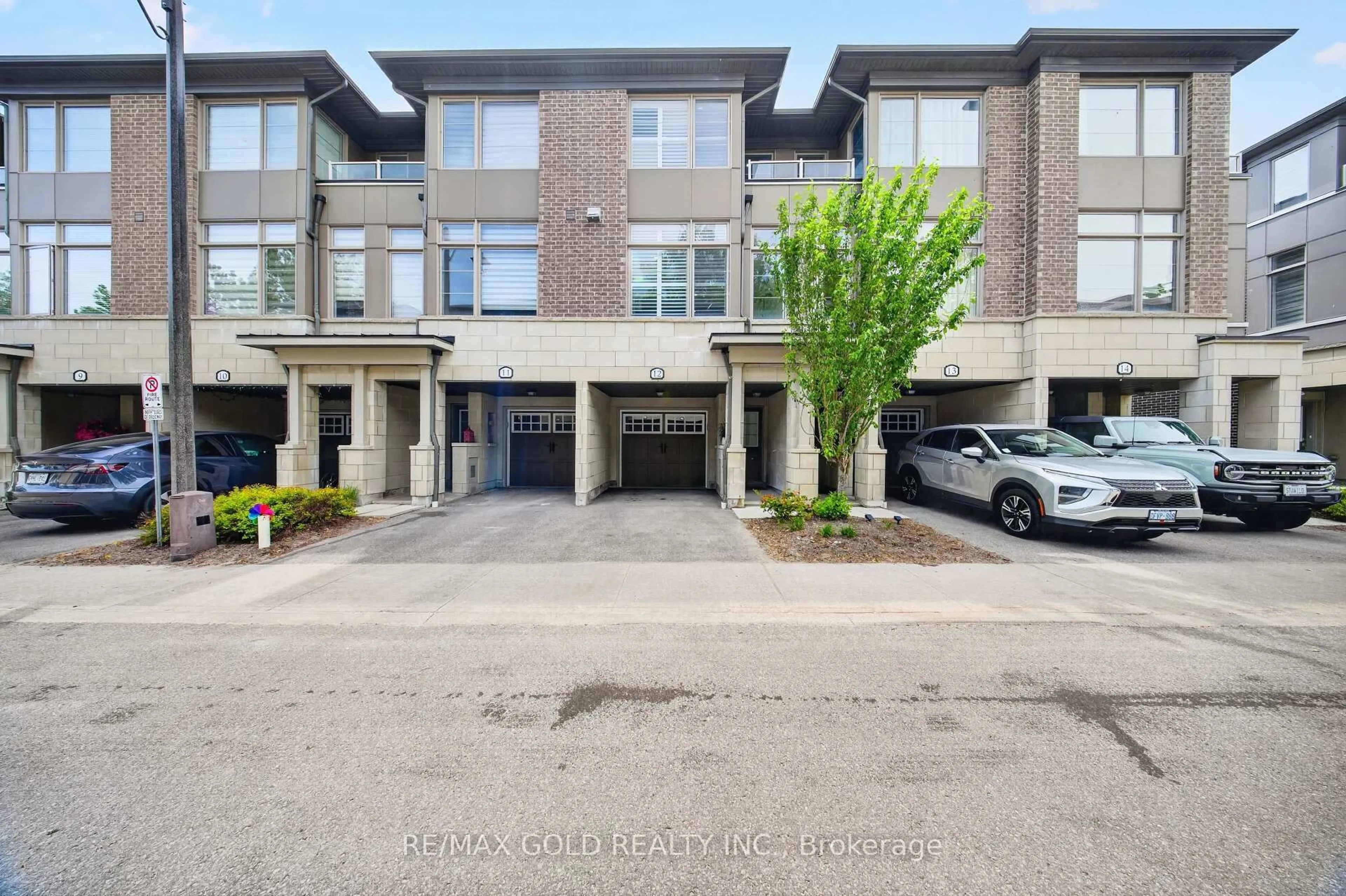 A pic from outside/outdoor area/front of a property/back of a property/a pic from drone, street for 384 Arctic Red Dr #12, Oshawa Ontario L1L 0M5