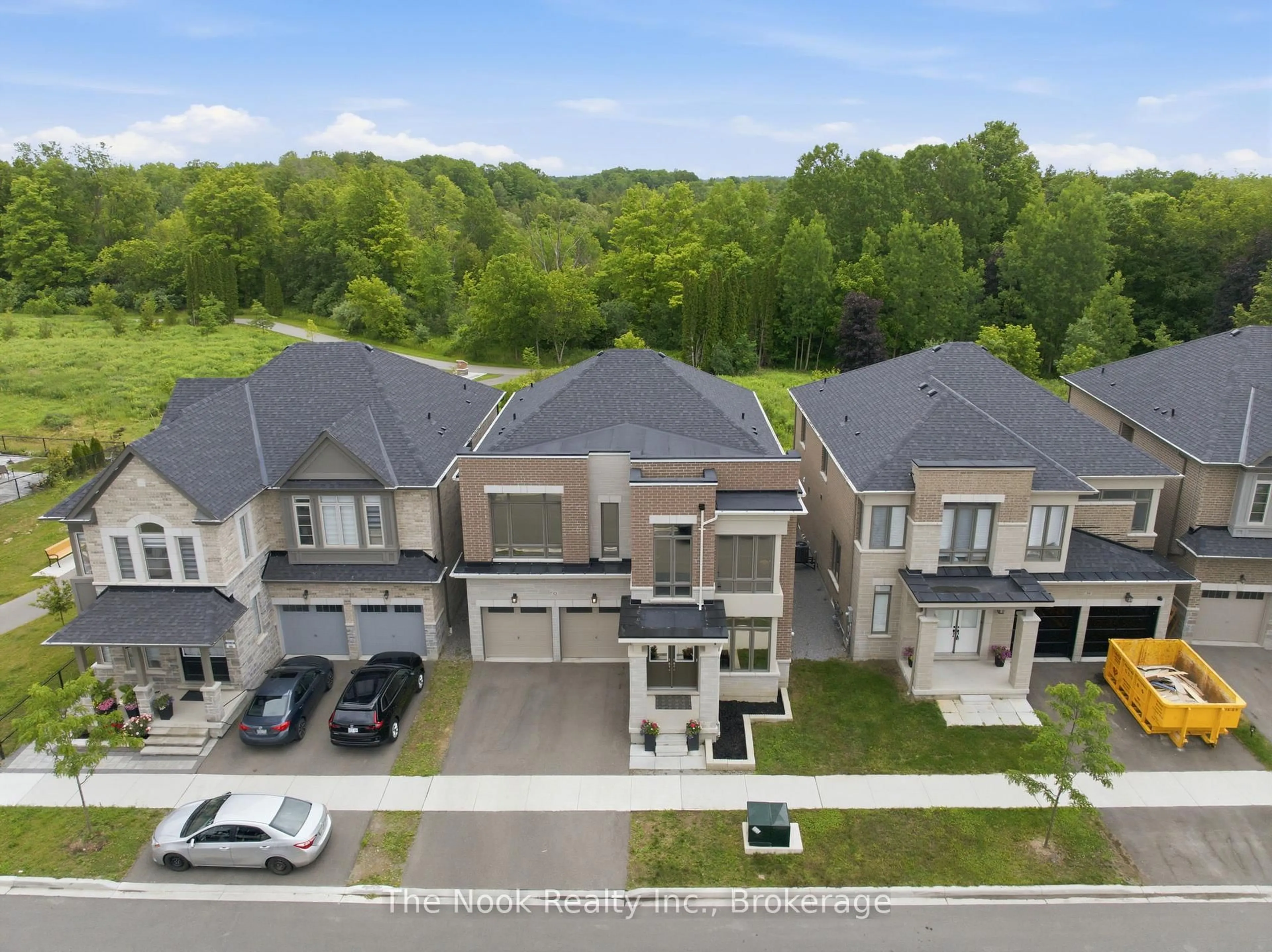 A pic from outside/outdoor area/front of a property/back of a property/a pic from drone, street for 32 Priory Dr, Whitby Ontario L1P 0L1