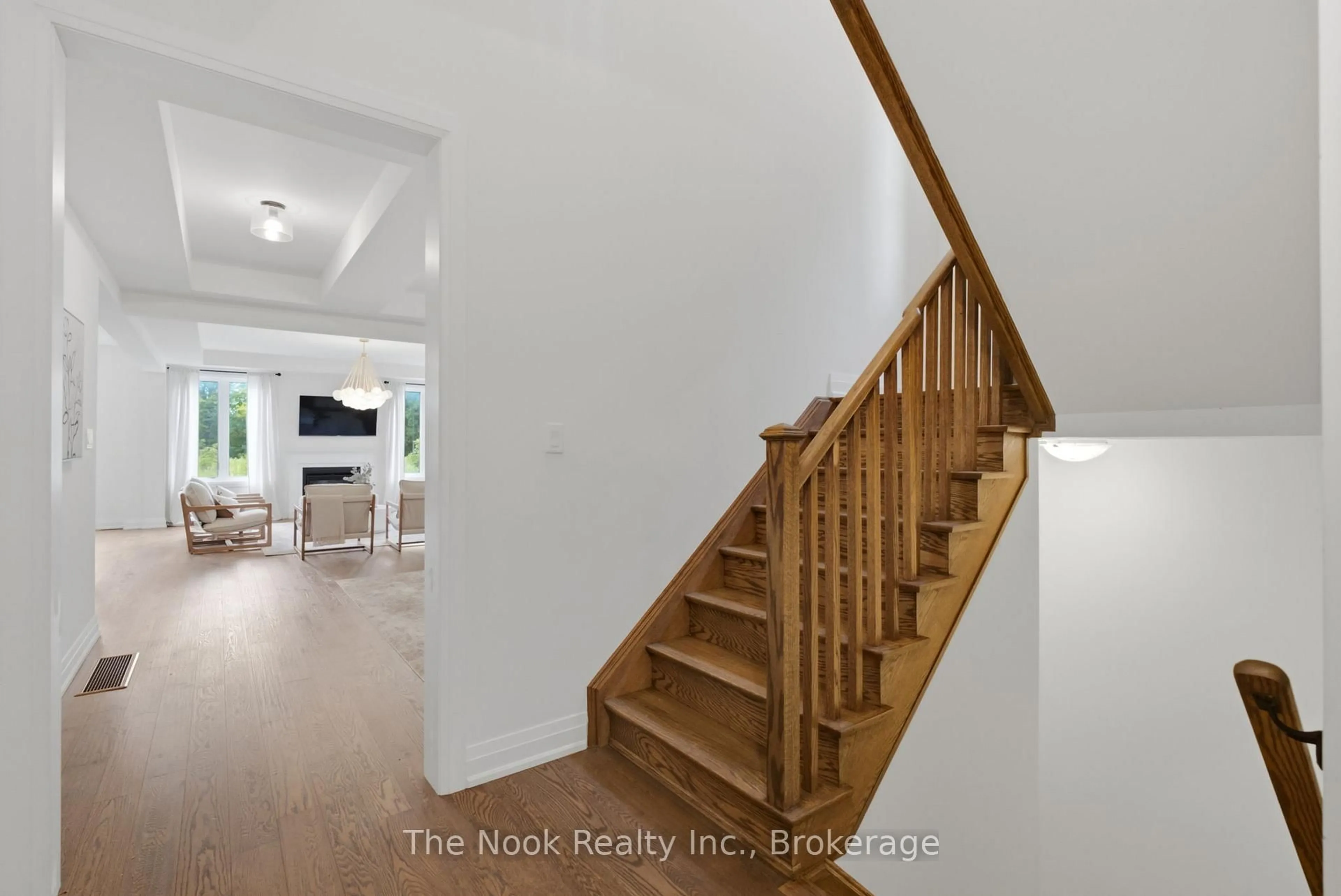 Indoor entryway for 32 Priory Dr, Whitby Ontario L1P 0L1