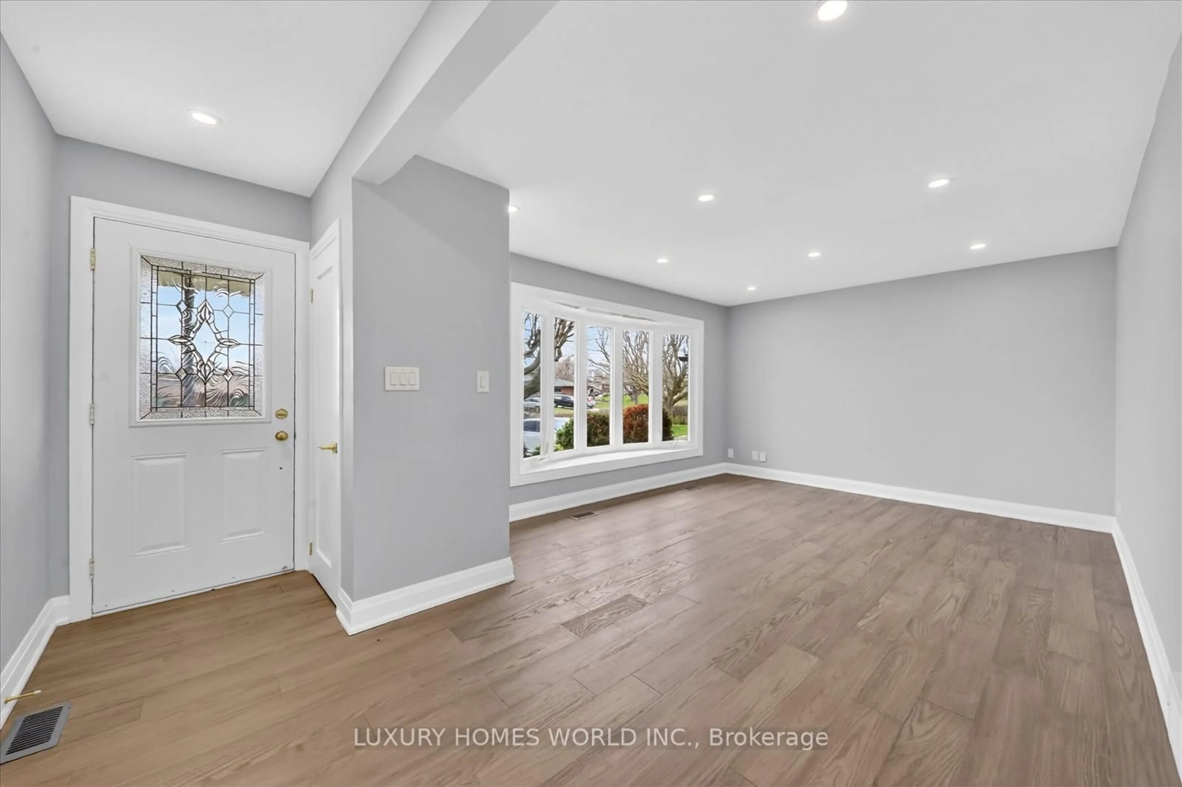 Indoor entryway for 64 Gatineau St, Oshawa Ontario L1H 7G3