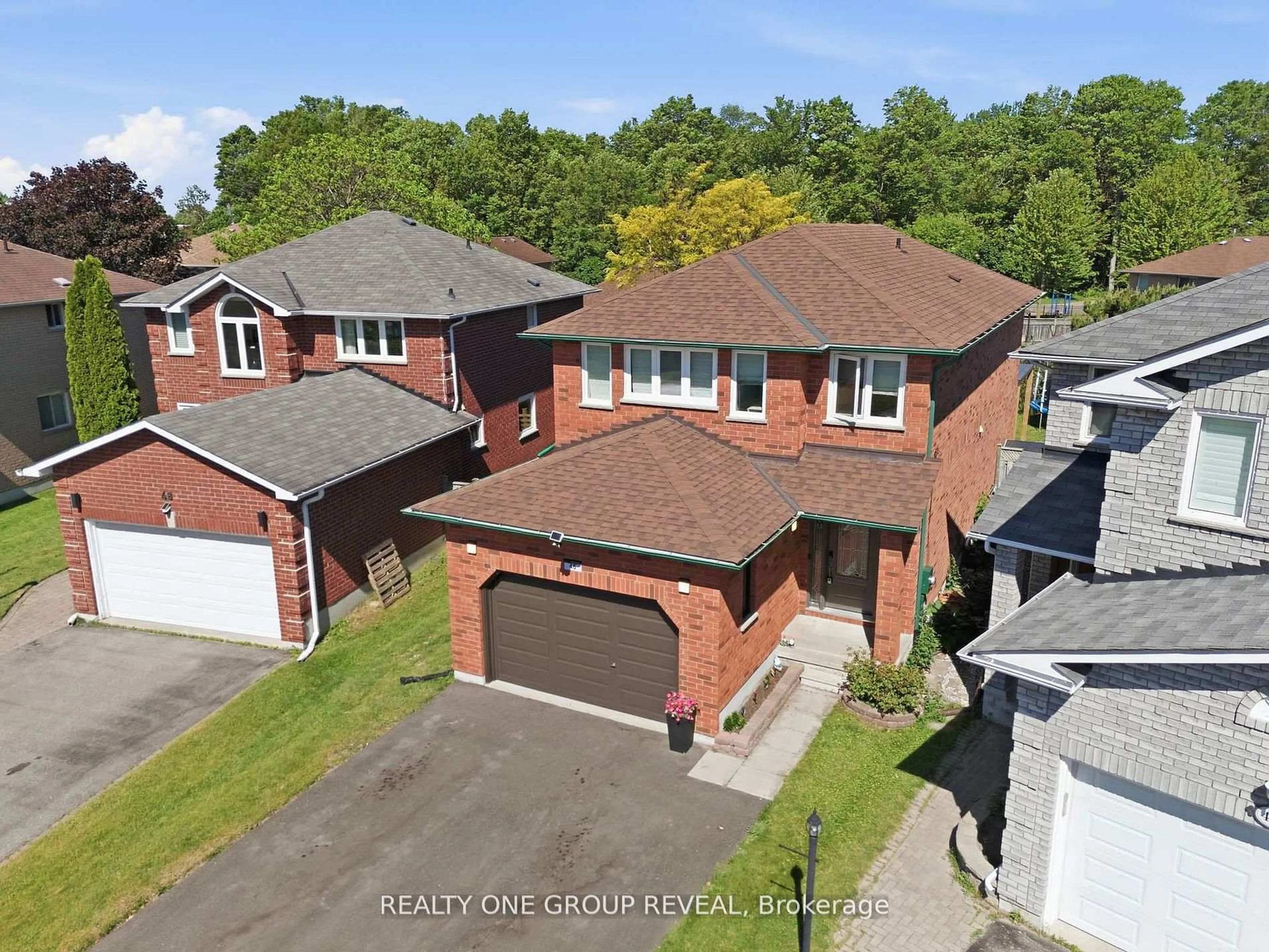 A pic from outside/outdoor area/front of a property/back of a property/a pic from drone, street for 46 Fieldcrest Ave, Clarington Ontario L1E 2X5