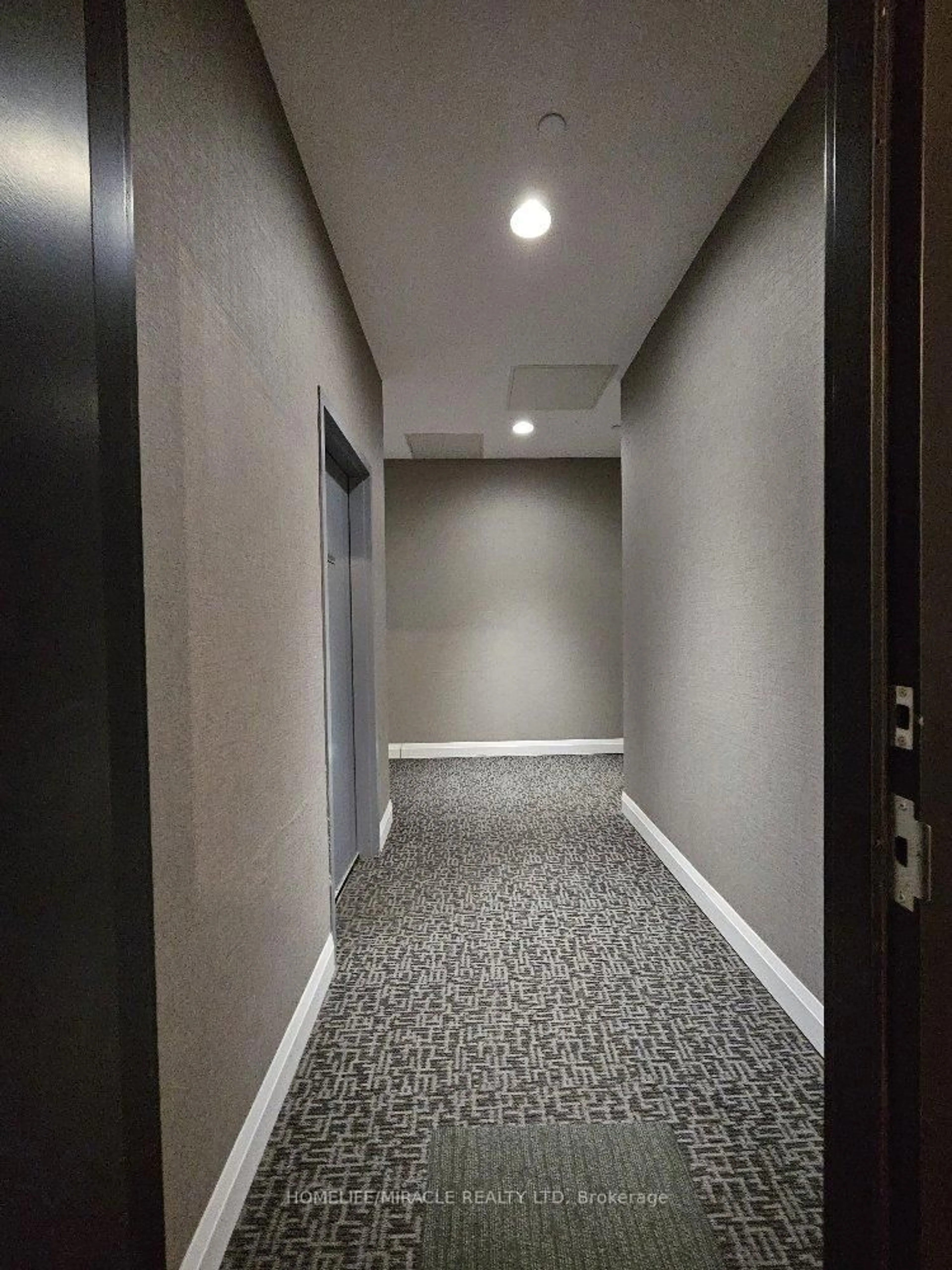 Indoor foyer for 2152 Lawrence Ave #105, Toronto Ontario M1R 0B5