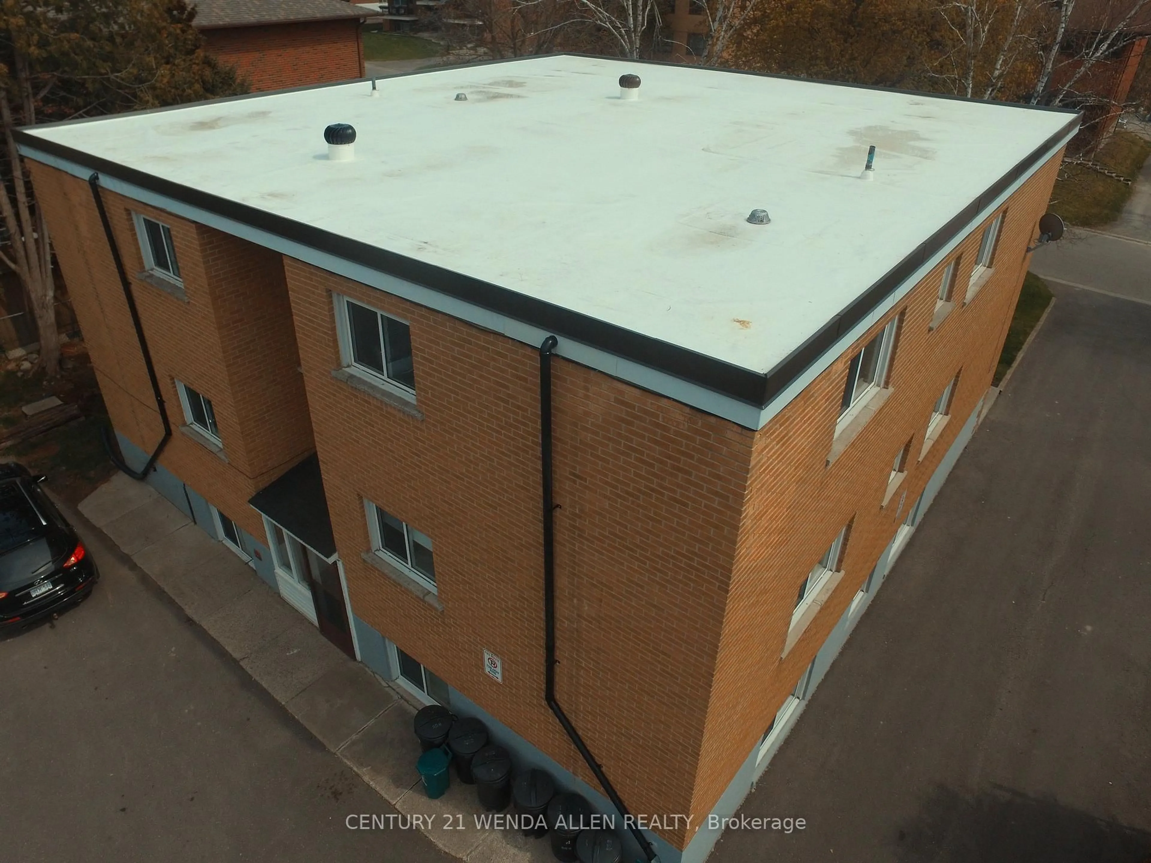 A pic from outside/outdoor area/front of a property/back of a property/a pic from drone, building for 558 Lansdowne Dr, Oshawa Ontario L1G 1W3