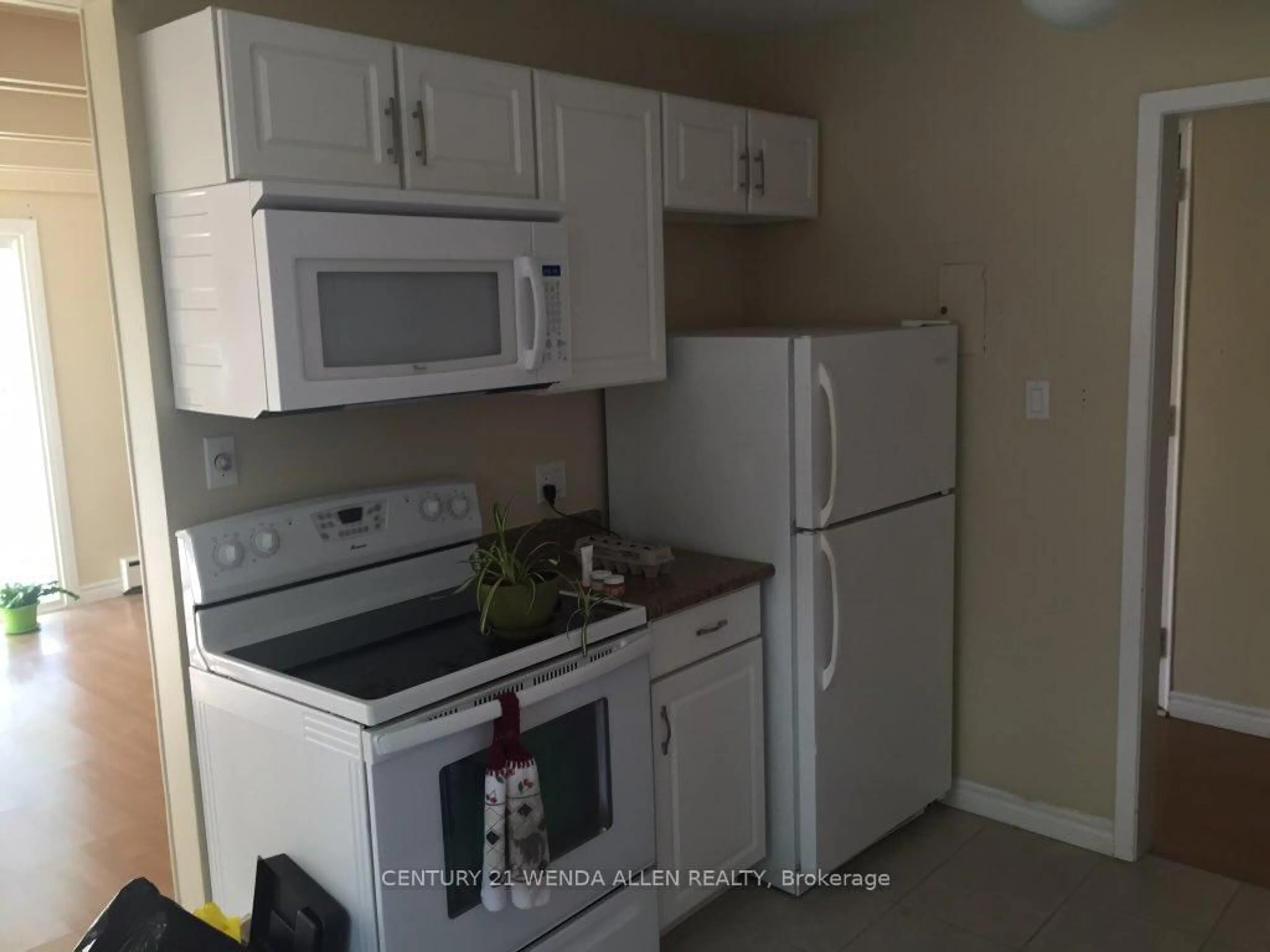 Standard kitchen, unknown for 558 Lansdowne Dr, Oshawa Ontario L1G 1W3