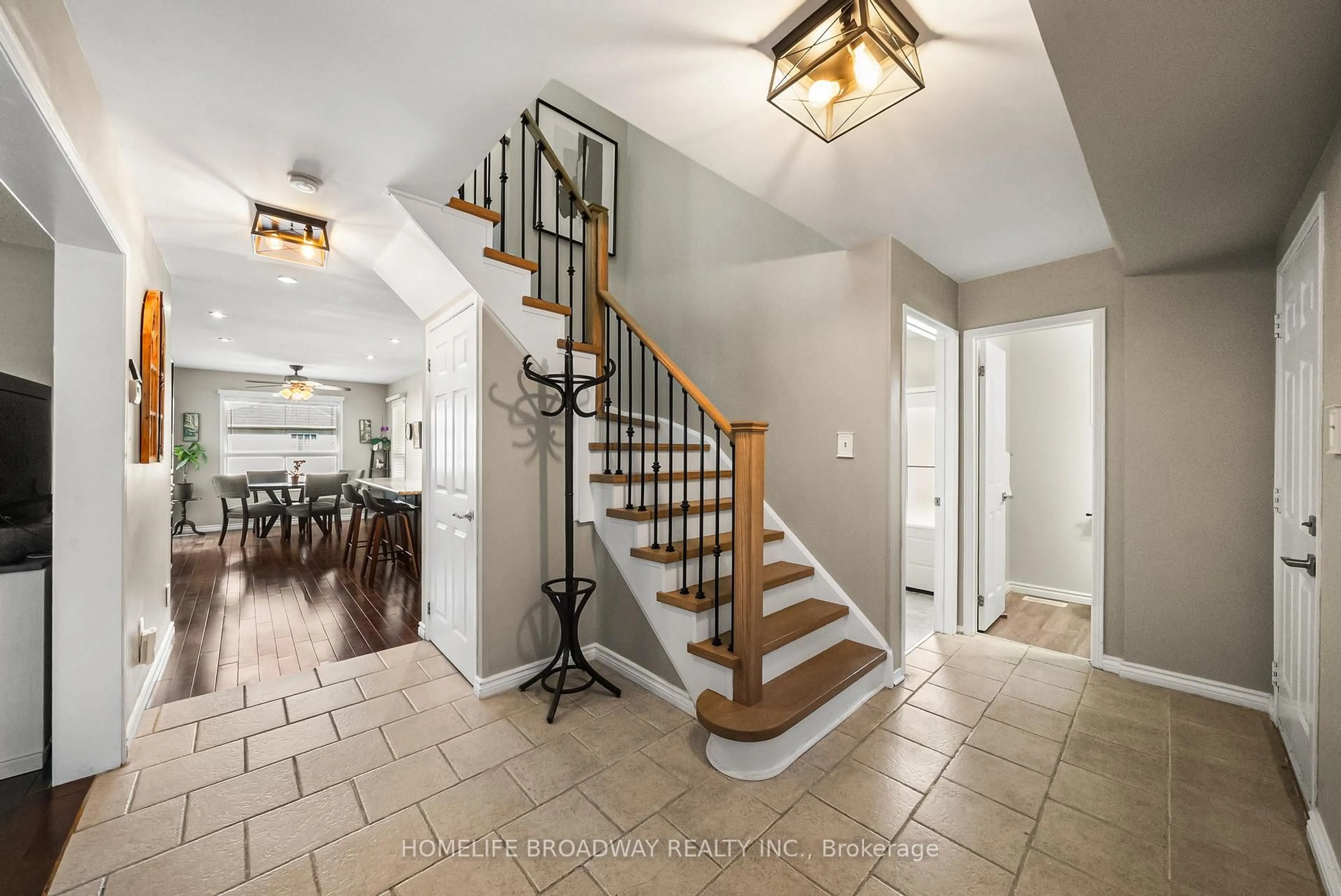 Indoor entryway for 64 Bonnycastle Dr, Clarington Ontario L1C 4S8