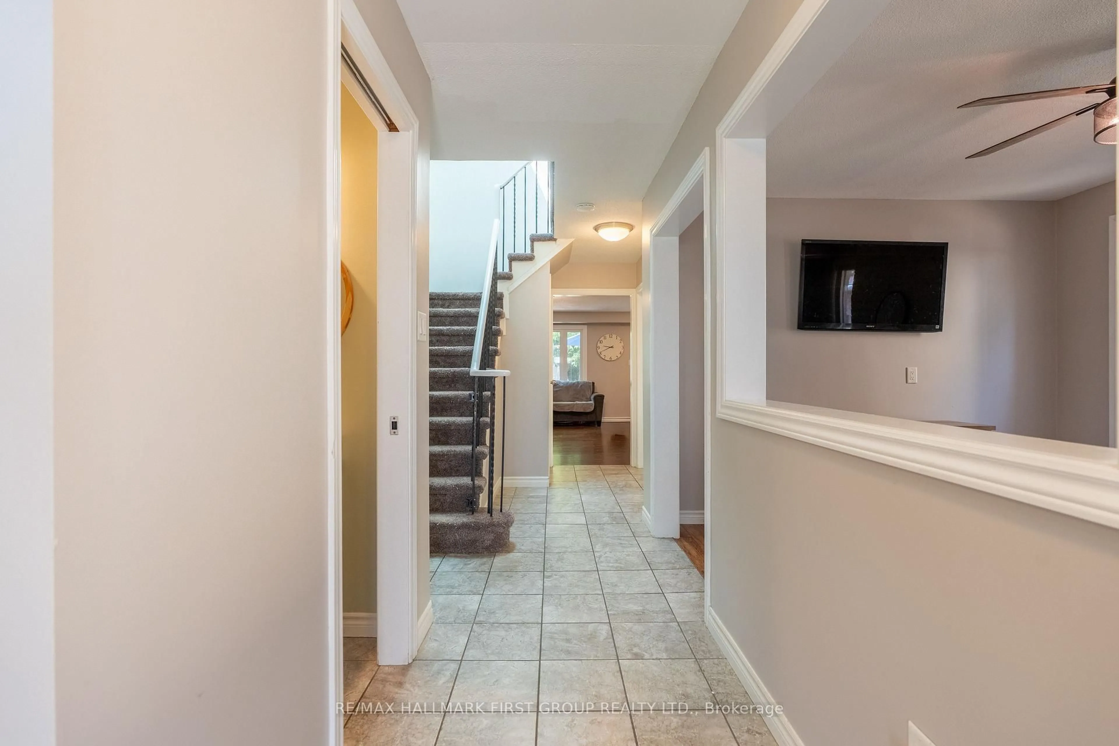 Indoor entryway for 683 Grandview Dr, Oshawa Ontario L1H 7V9