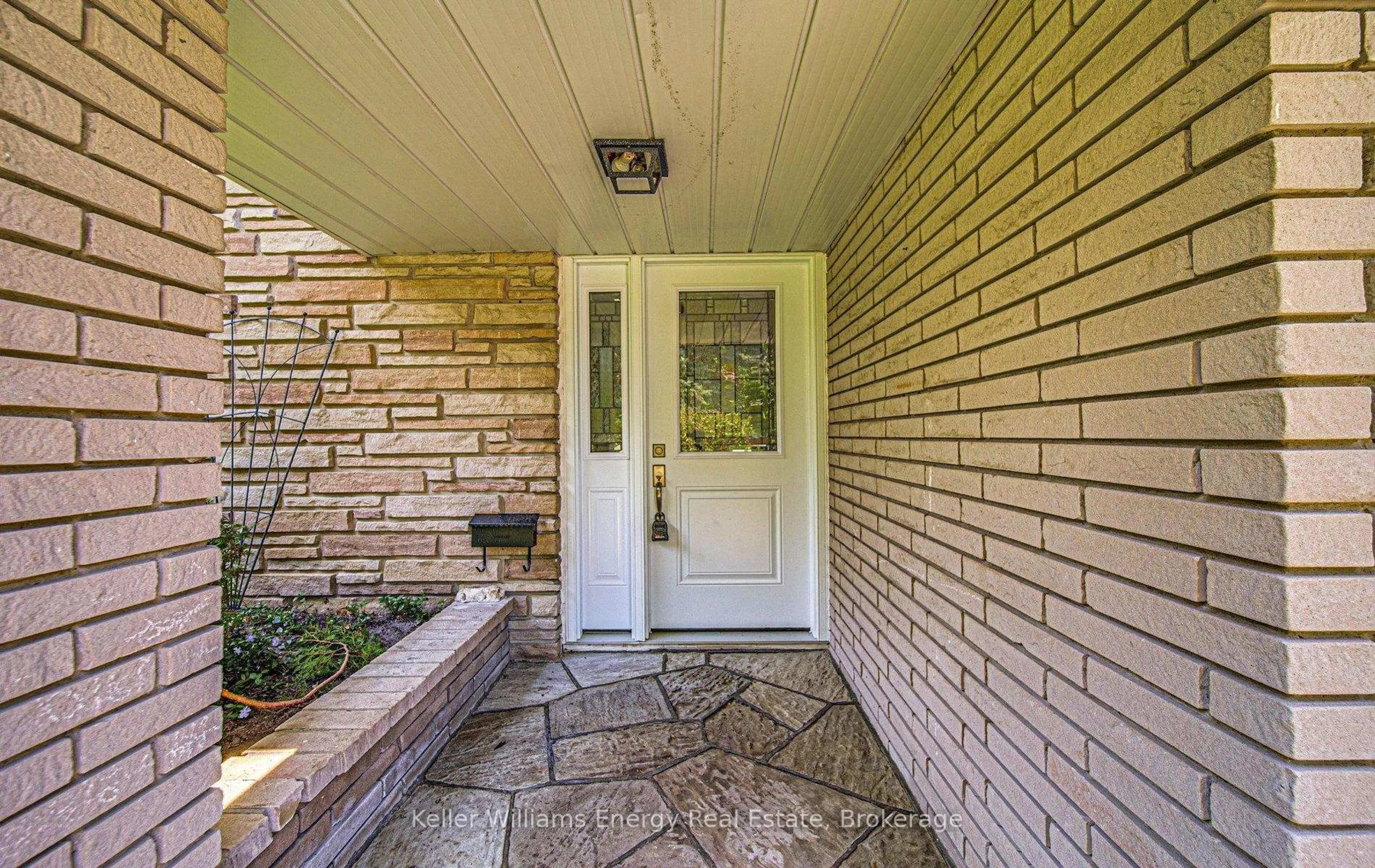 Indoor entryway for 988 Oshawa Blvd, Oshawa Ontario L1G 5V8