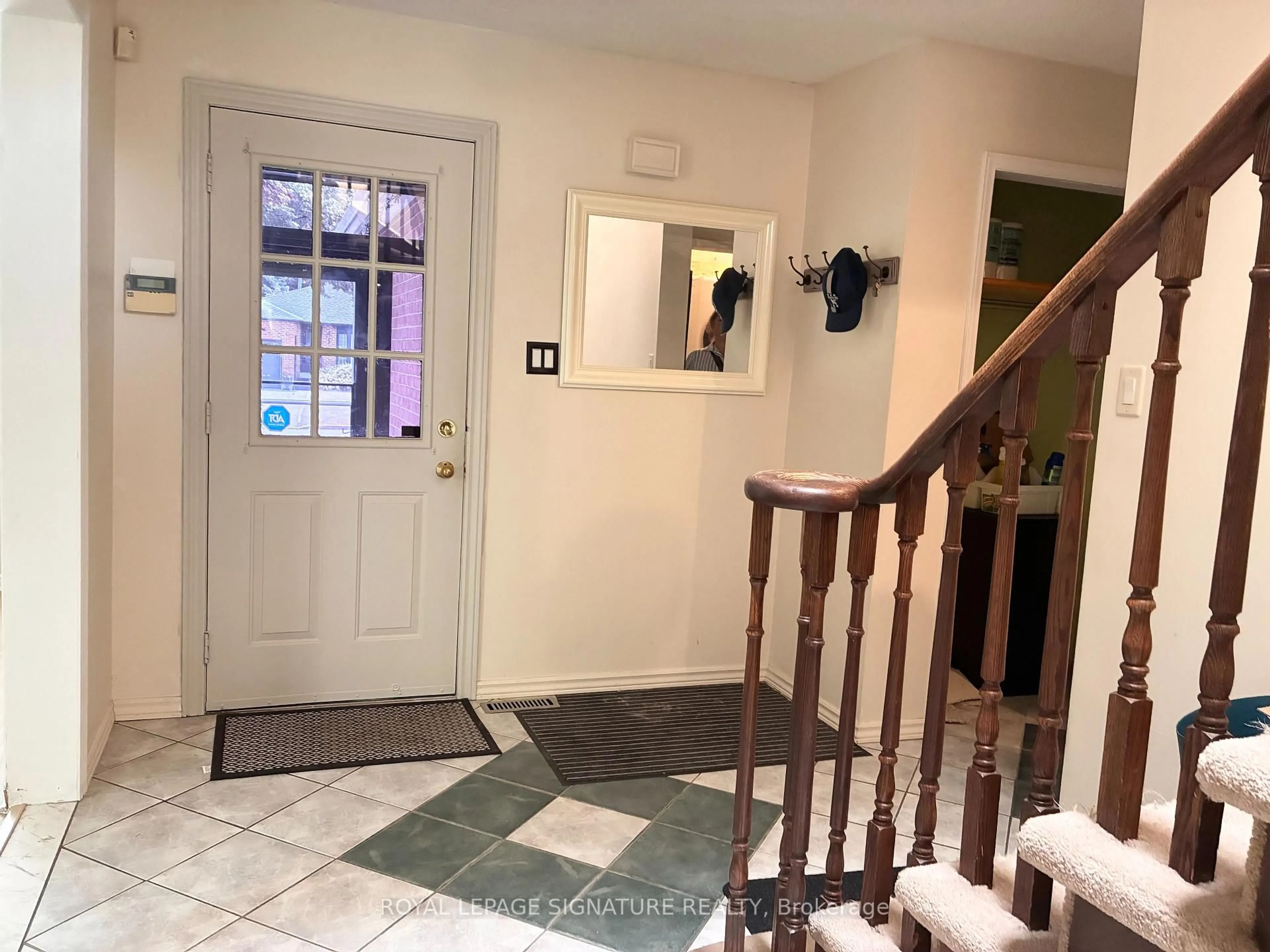 Indoor entryway for 4 Bramwell Dr, Ajax Ontario L1S 5K9