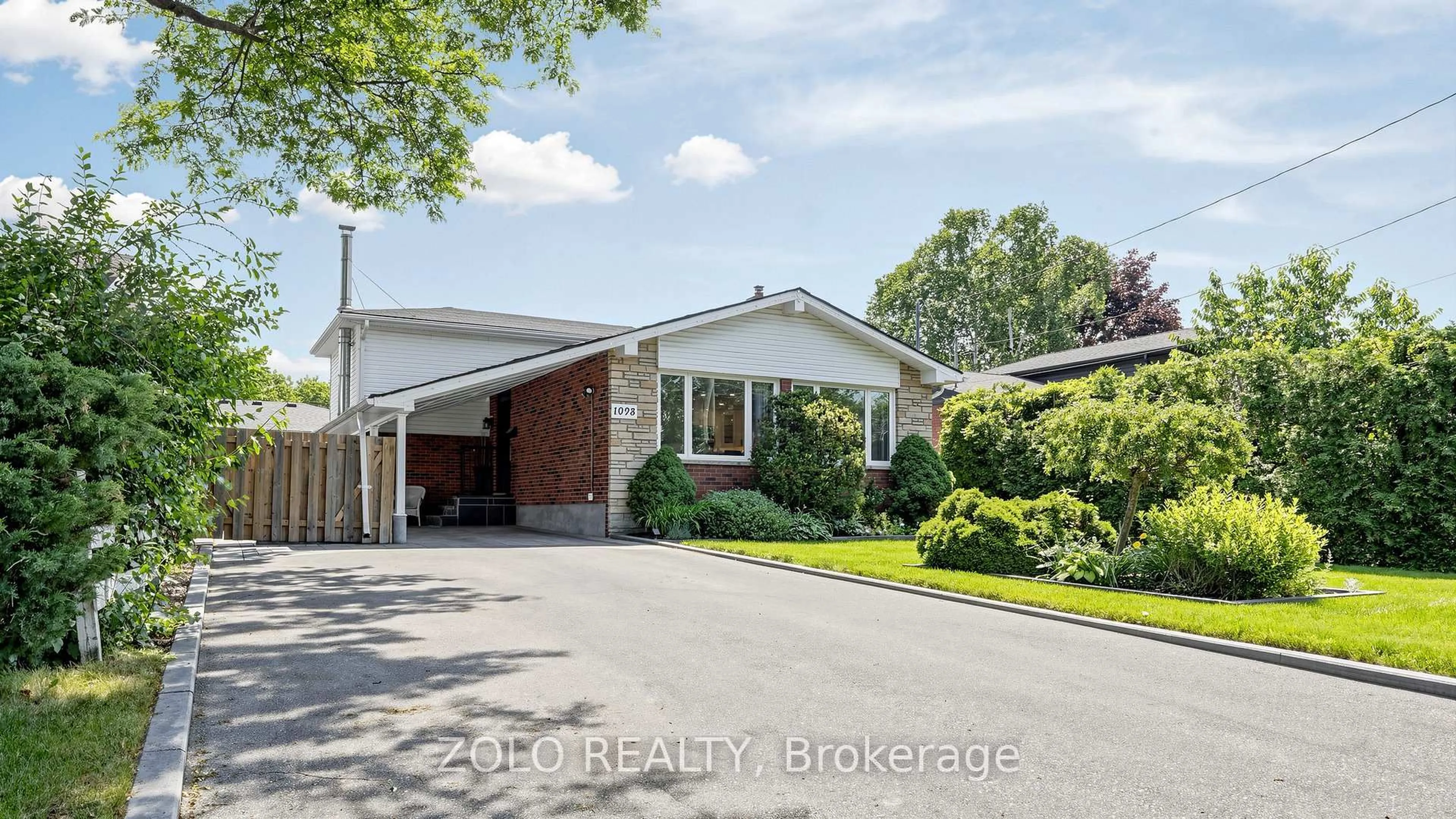 A pic from outside/outdoor area/front of a property/back of a property/a pic from drone, street for 1098 Ronlea Ave, Oshawa Ontario L1H 2X9