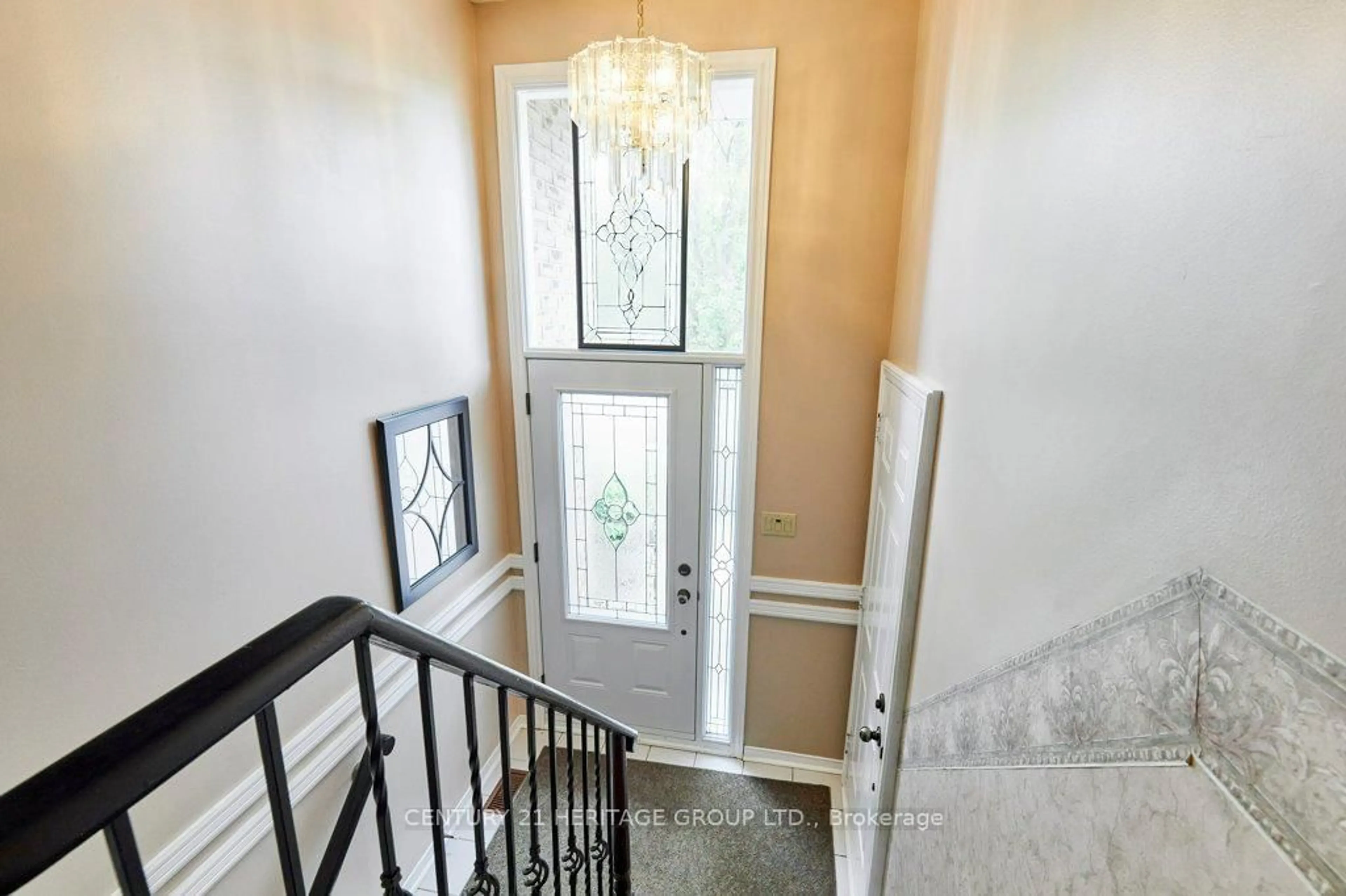 Indoor entryway for 16 Concession St, Clarington Ontario L1C 1Y5